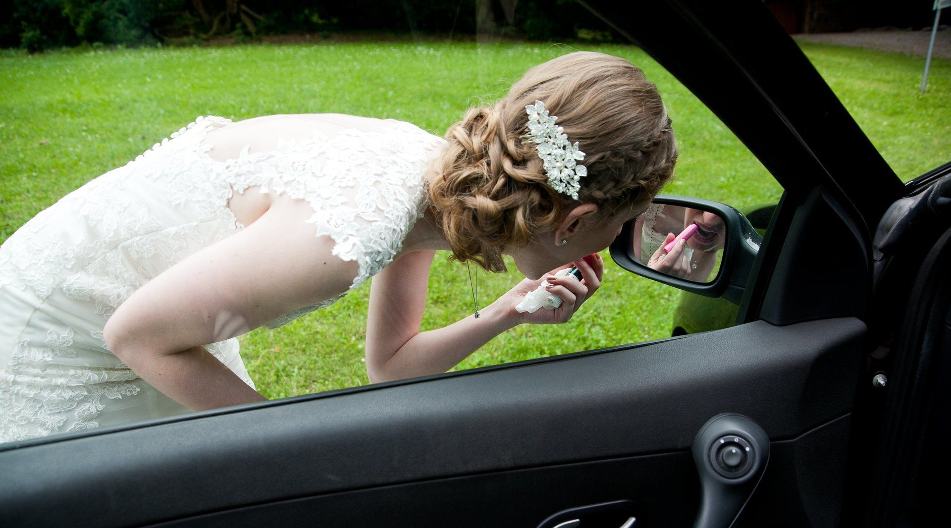 Photographie de mariage de Elizabeth Perrot Photo. Préparatifs de la mariée, retouche maquillage avant la séance de couple. Mariage à Saint-Etienne, Loire, Rhône Alpes, France.