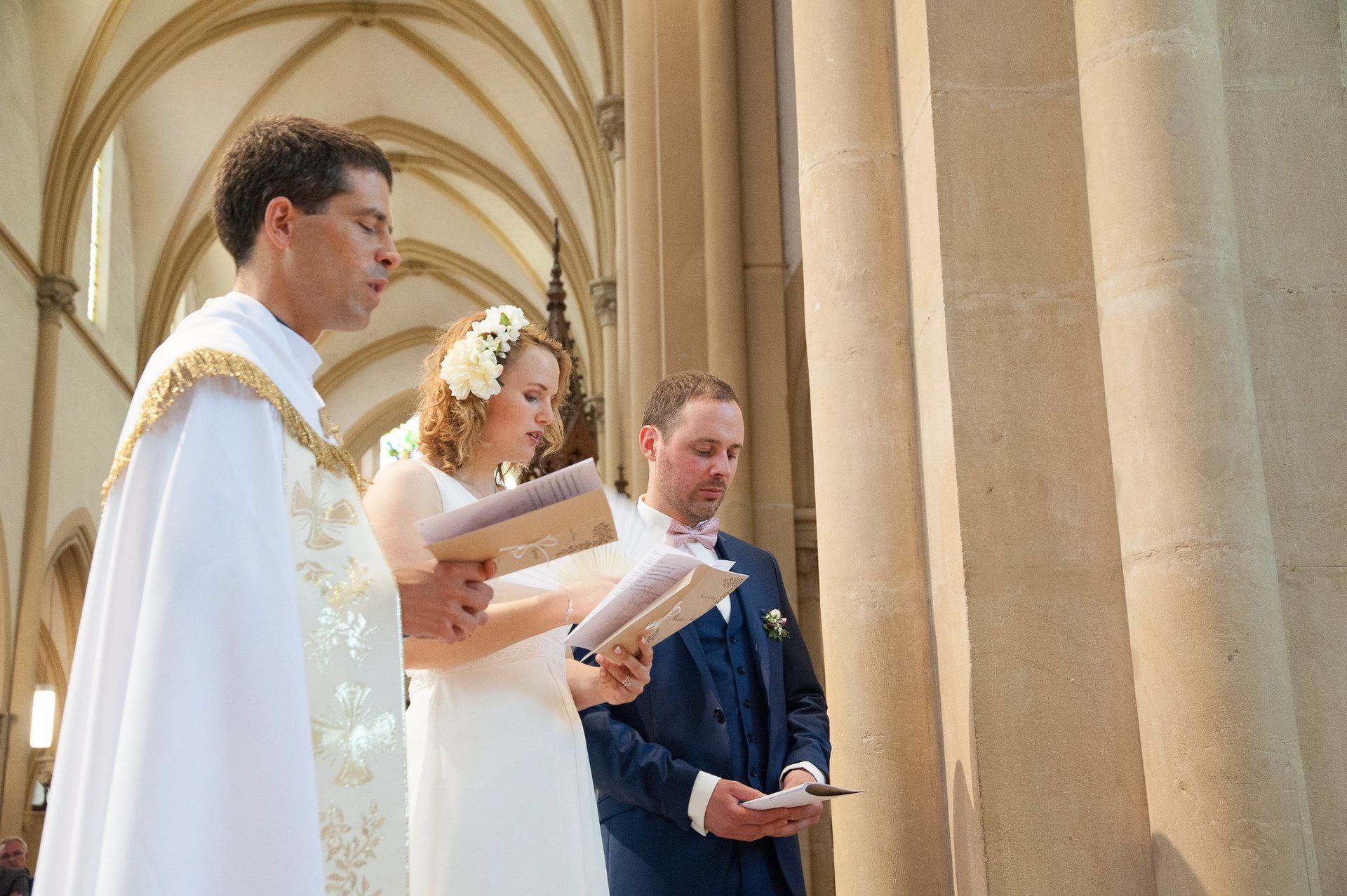 Photographie de mariage de Elizabeth Perrot Photo. Cérémonie religieuse, les mariés dans l'église. Mariage à Roanne, Loire, Rhône Alpes, France.