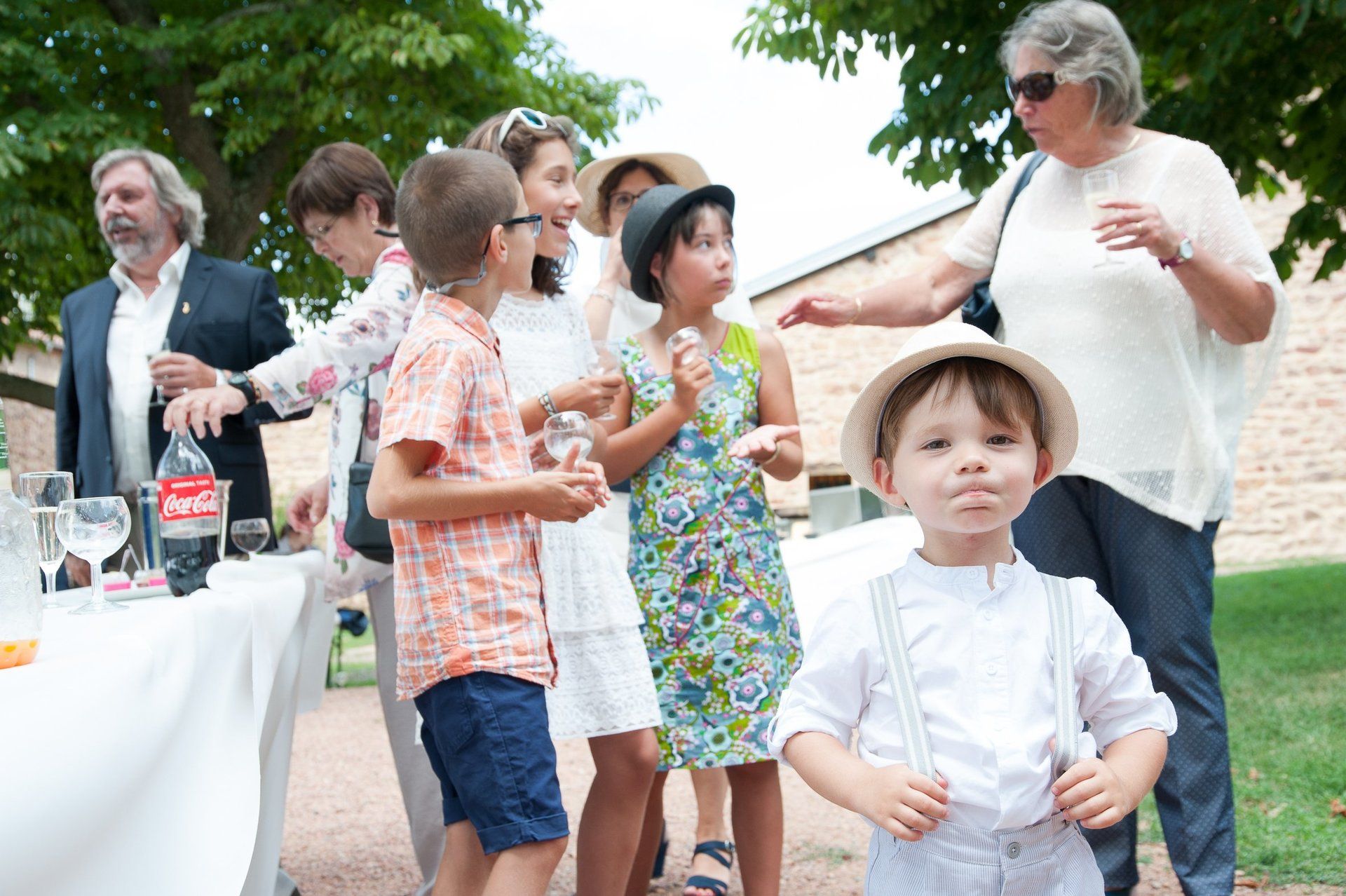 Photographie de mariage de Elizabeth Perrot Photo. cocktail, vin d'honneur, portrait d'enfants invités. Mariage  à Roanne, Loire, Rhône Alpes, France.