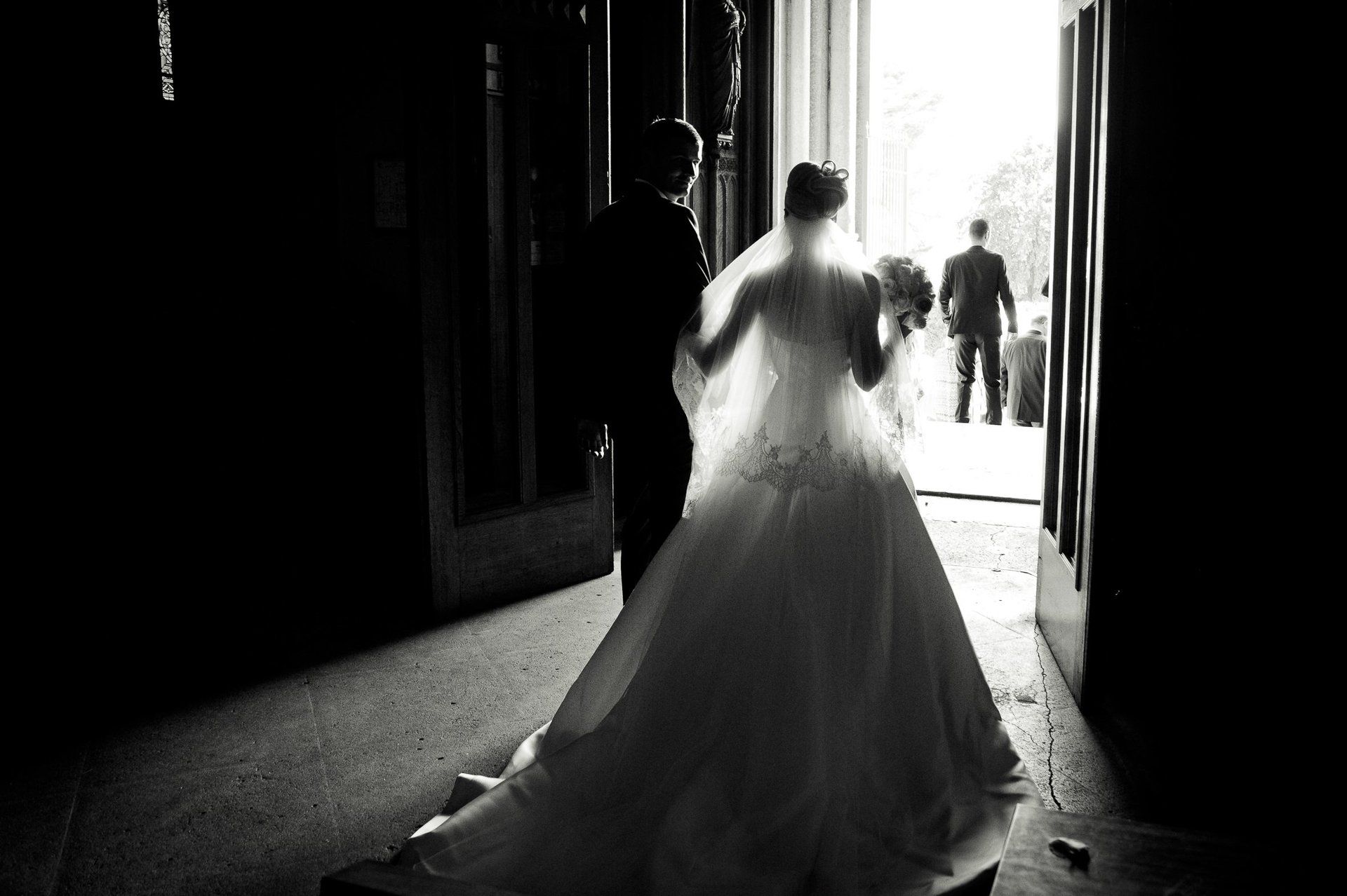 Photographie de mariage de Elizabeth Perrot Photo. Reportage à la sortie de la cérémoni religieuse . Sortie des mariés de l'église après la cérémonie  religieuse à l'église de Saint Cyr au mont d'or. Mariage à St Cyr au Mont d'Or, Monts d'Or, environs de Lyon, Rhône, Rhône-Alpes, France.
