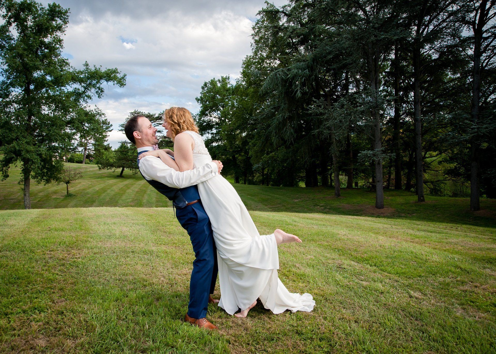 Photographie de mariage de Elizabeth Perrot Photo. Séance de couple avec les mariés en exterieur. Mariage  à Roanne, Loire, Rhône Alpes, France.