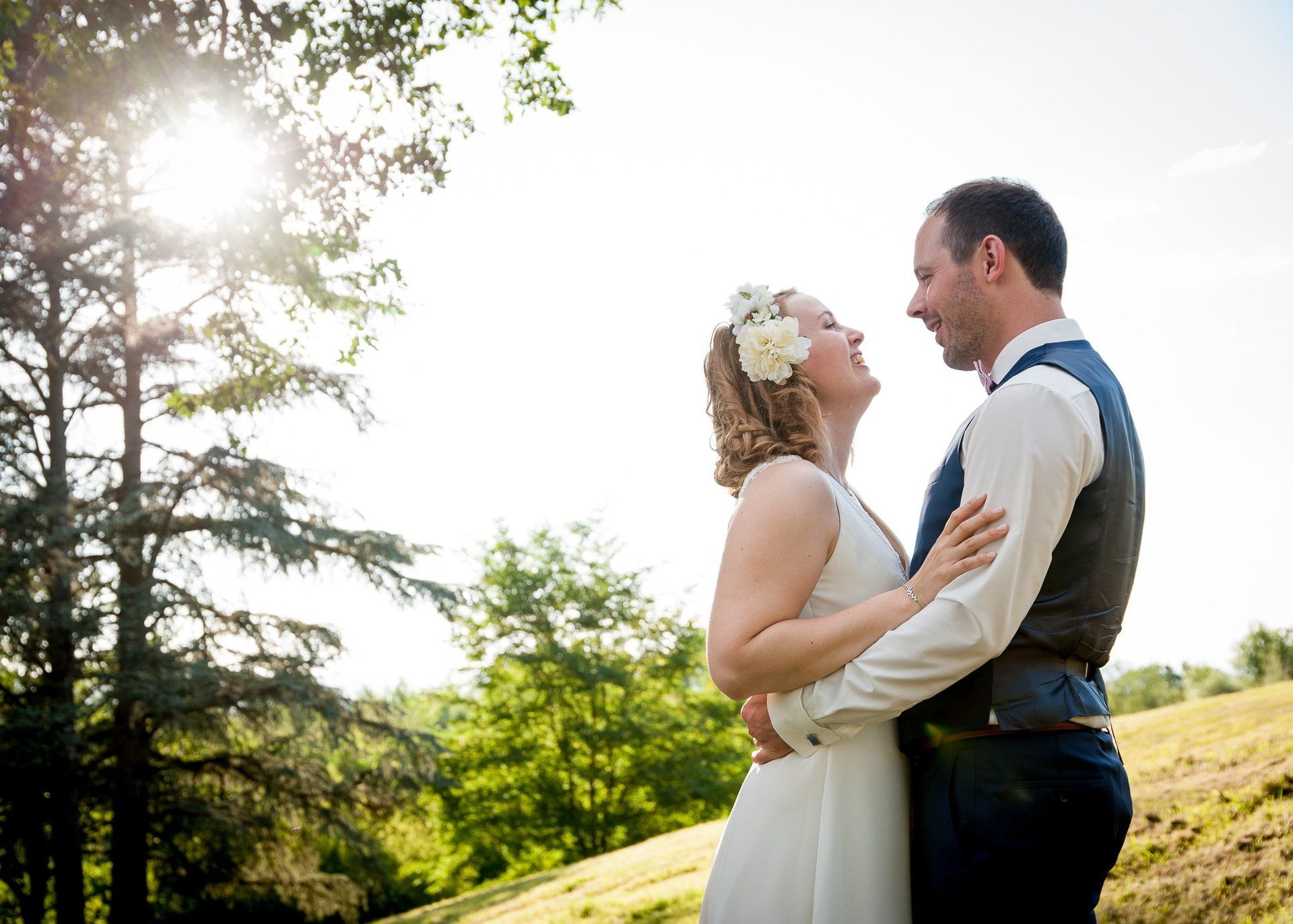 Photographie de mariage de Elizabeth Perrot Photo. Séance de couple avec les mariés en exterieur. Mariage  à Roanne, Loire, Rhône Alpes, France.