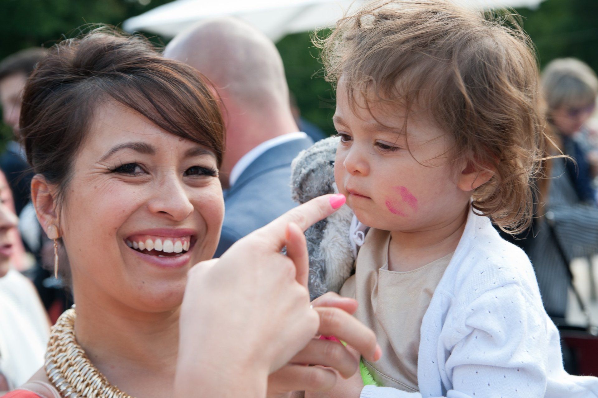 Photographie de mariage de Elizabeth Perrot Photo. Reportage pendant le cocktail du mariage. Photo de groupe avec les mais décallée, originale et drôle au casino le Lyon vert, la Tour de Salvany. Mariage à St Cyr au Mont d'Or, La Tour de Salvany, environs de Lyon, Rhône, Rhône-Alpes, France.