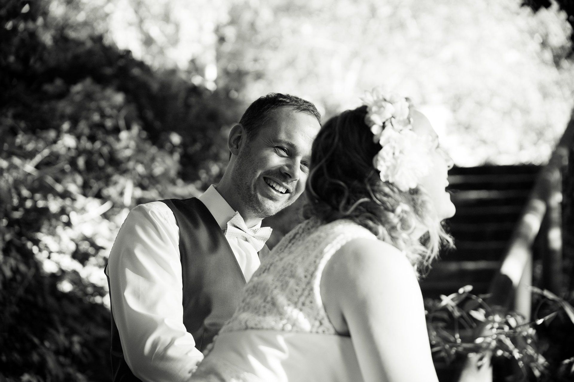 Photographie de mariage de Elizabeth Perrot Photo. Séance de couple avec les mariés en exterieur. Mariage  à Roanne, Loire, Rhône Alpes, France.