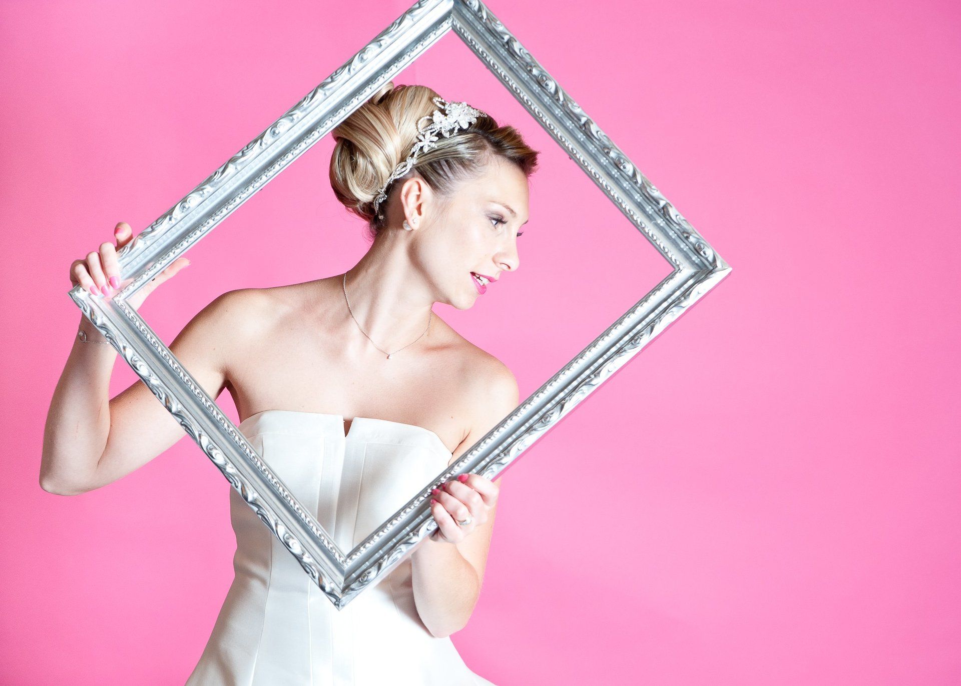 Photographie de mariage de Elizabeth Perrot Photo. Reportage pendant le cocktail. Portrait de la mariée avec photobooth, studio mobil au casino le Lyon vert, la Tour de Salvany. Mariage à St Cyr au Mont d'Or, La Tour de Salvany, environs de Lyon, Rhône, Rhône-Alpes, France.