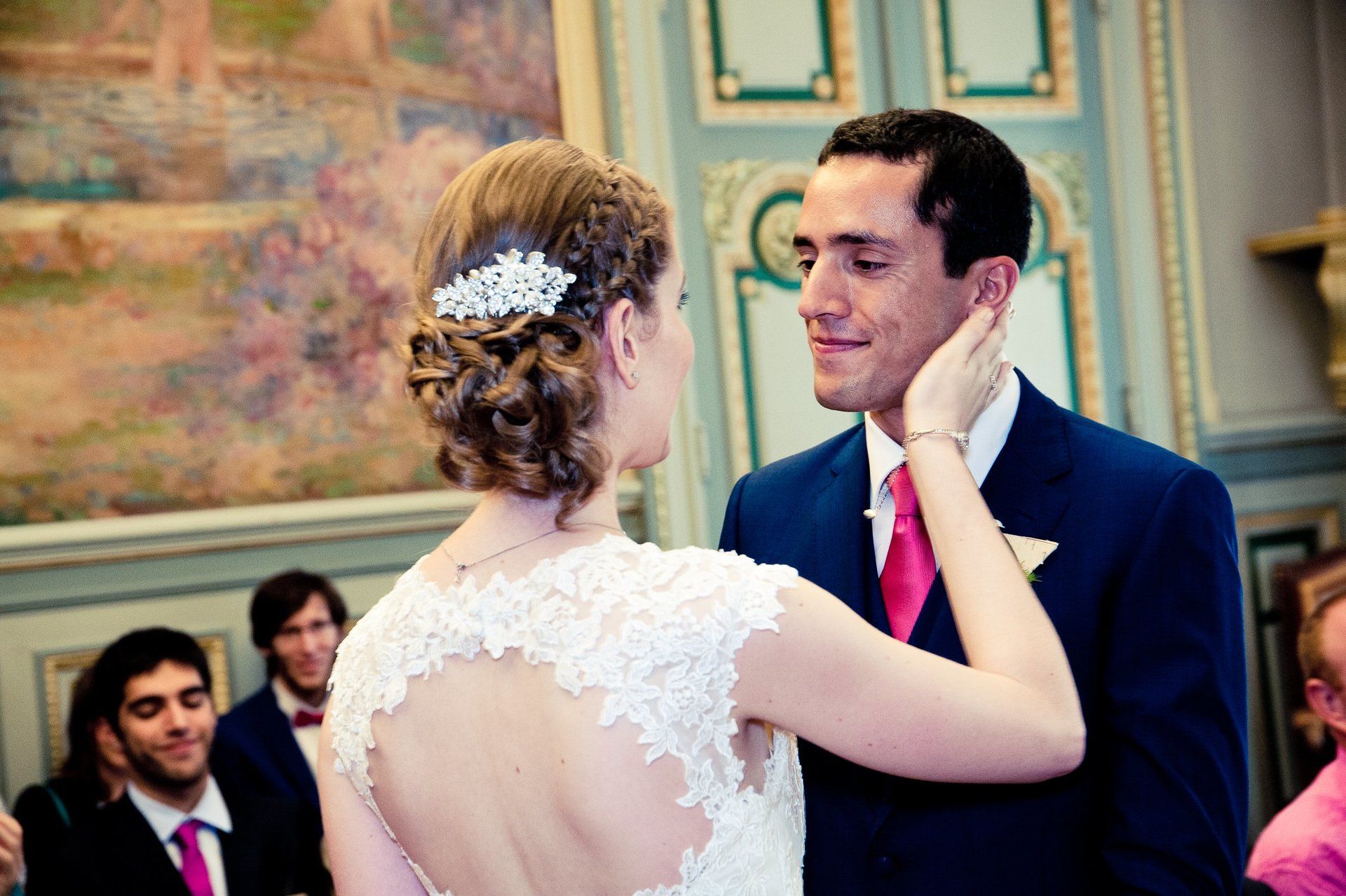 Photographie de mariage de Elizabeth Perrot Photo. Séance de couple au parc du château de Fontanès avec les mariés. Mariage à Saint-Etienne, Loire, Rhône Alpes, France.