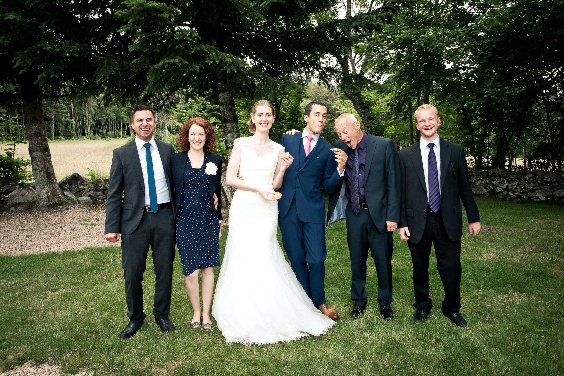 Photographie de mariage de Elizabeth Perrot Photo. Photo de groupe des invités du mariage avec les mariés. Photo de groupe drôle, originale et décallée pendant le cocktail. Mariage à Saint-Etienne, Loire, Rhône Alpes, France.