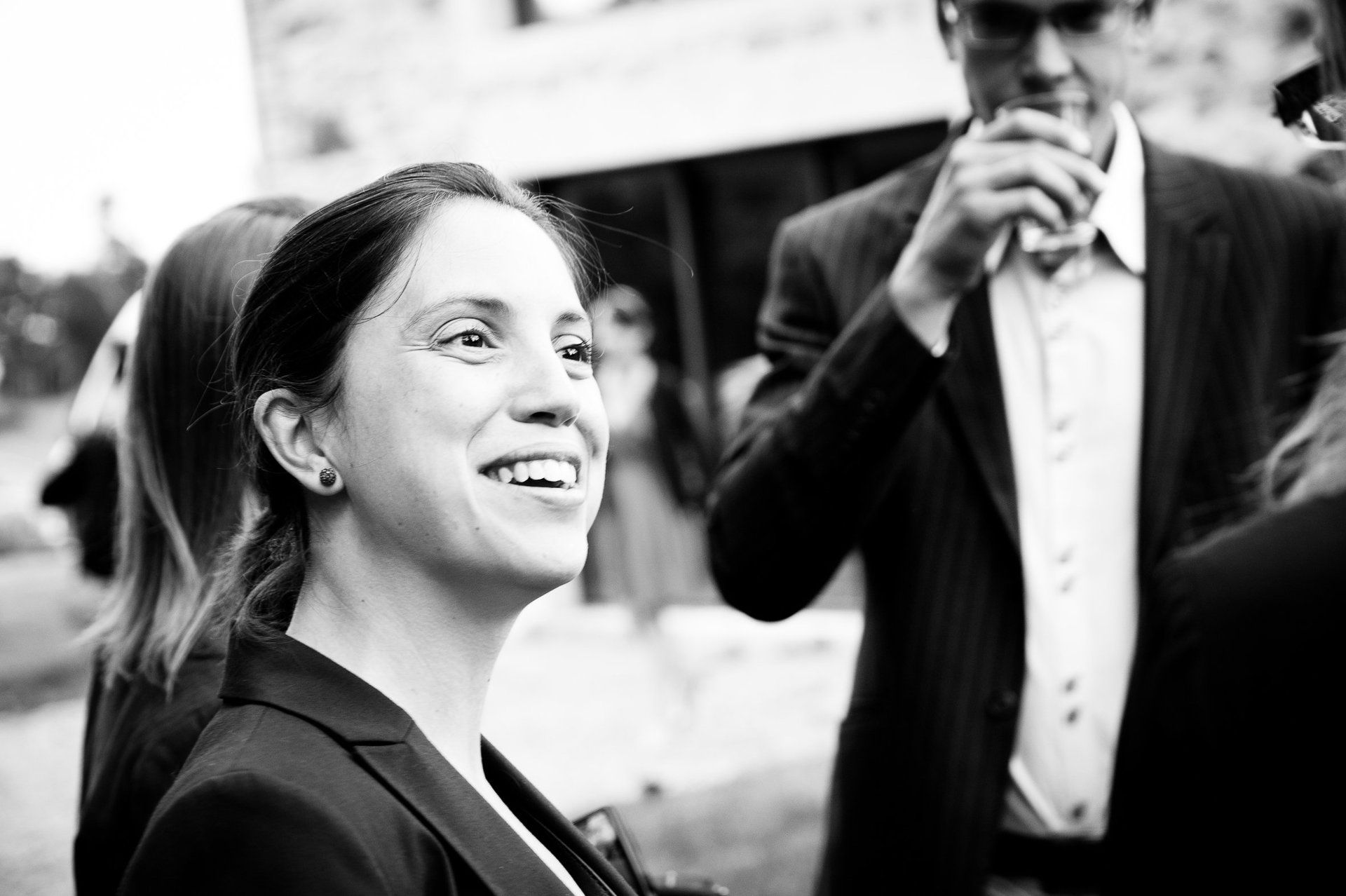 Photographie de reportage de mariage de Elizabeth Perrot Photo. Photo des invités du mariage prise sur le vif pendant le cocktail. Mariage à Saint-Etienne, Loire, Rhône Alpes, France.