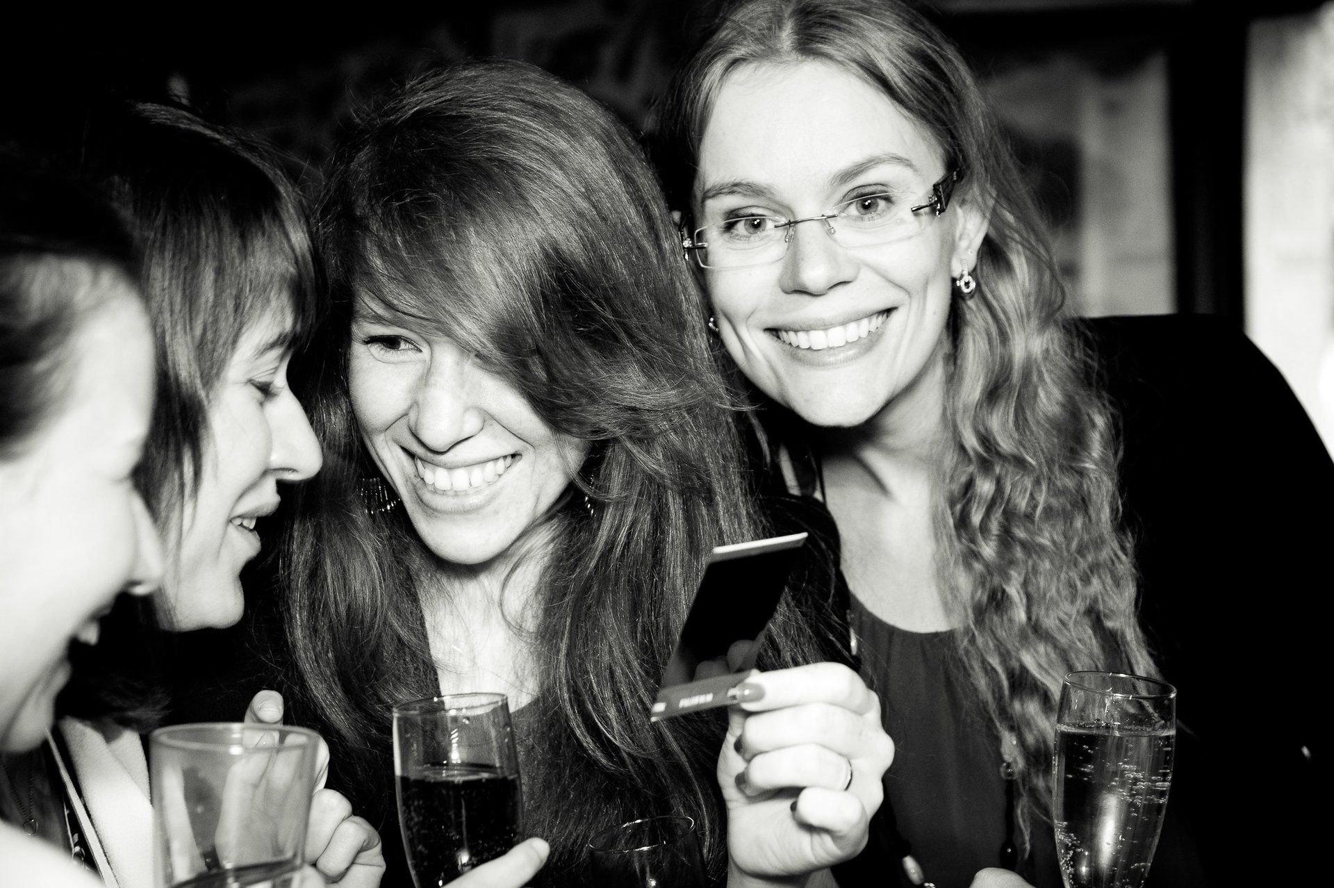 Photographie de reportage de mariage de Elizabeth Perrot Photo. Photo des invités du mariage prise sur le vif pendant le cocktail. Mariage à Saint-Etienne, Loire, Rhône Alpes, France.