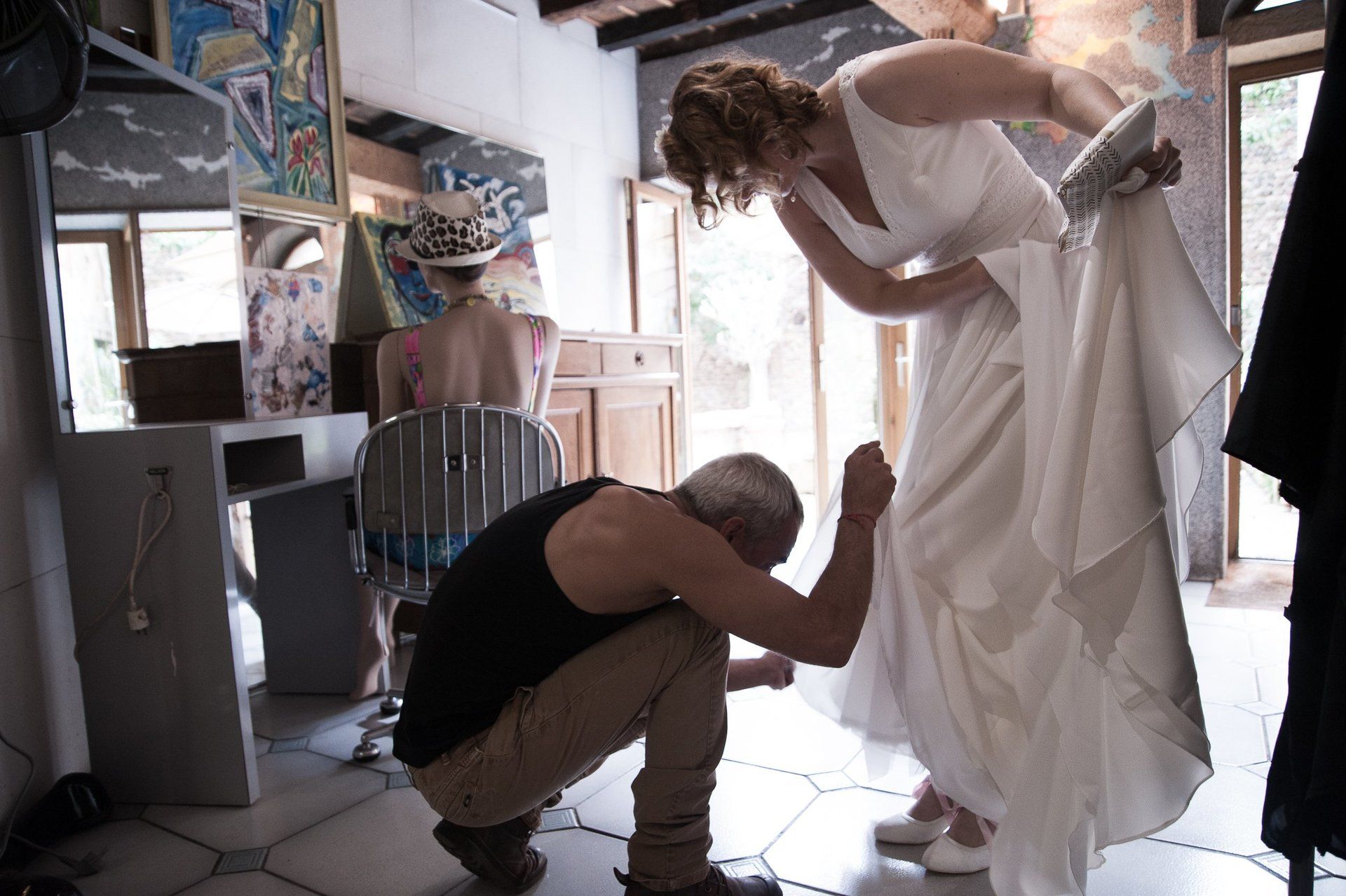 Photographie de mariage de Elizabeth Perrot Photo. Préparatifs de la mariée. Mariage à Roanne, Loire, Rhône Alpes, France.