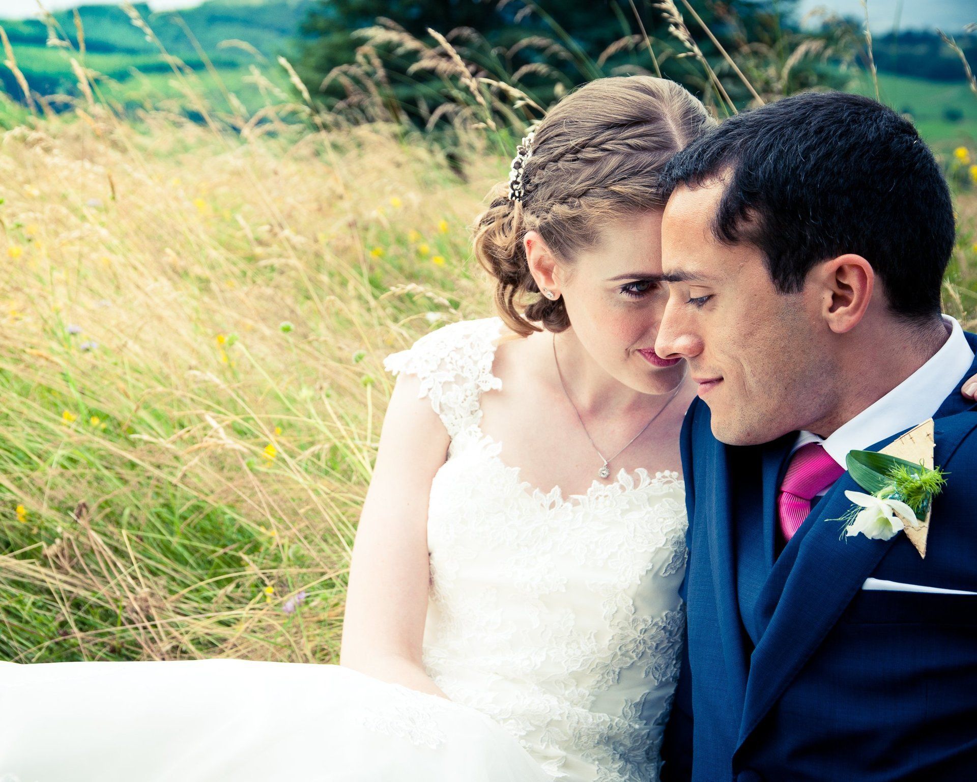 Photographie de mariage de Elizabeth Perrot Photo. Séance de couple au parc du château de Fontanès avec les mariés. Mariage à Saint-Etienne, Loire, Rhône Alpes, France.
