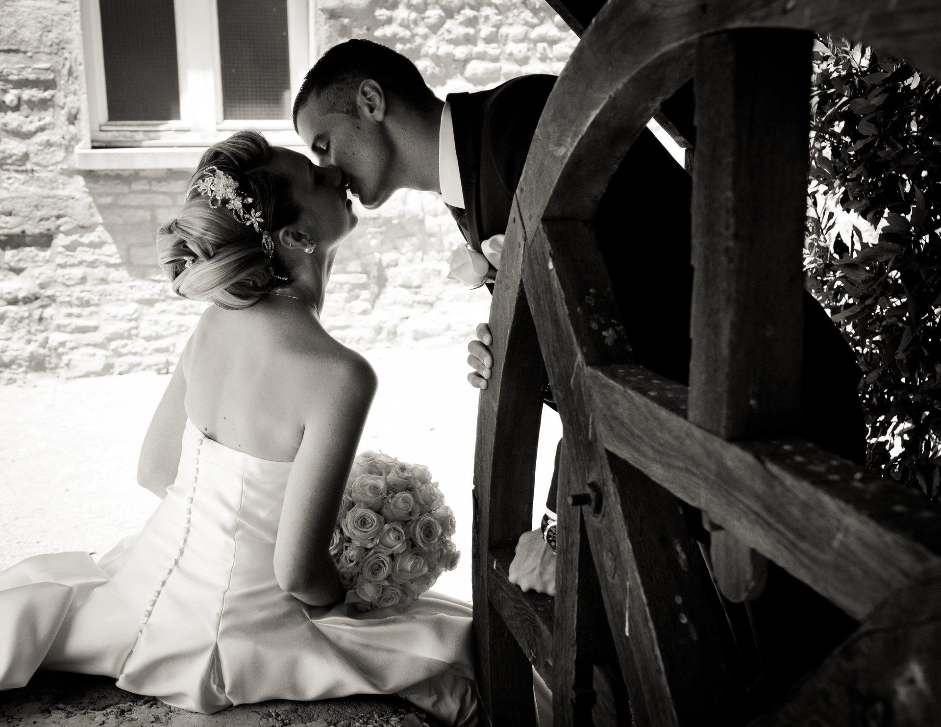Photographie de mariage de Elizabeth Perrot Photo. Reportage pendant la séance de couple. La mariée et le marié pendant un shooting de couple romantique et glamour. Mariage à St Cyr au Mont d'Or, Monts d'Or, Renvirons de Lyon, hône, Rhône-Alpes, France.