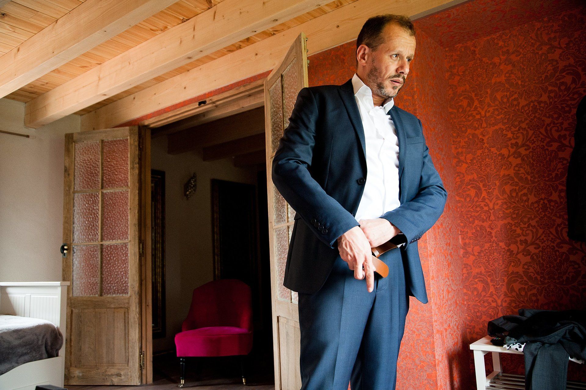 Photographie de mariage de Elizabeth Perrot Photo. Reportage pendant les préparatifs des mariés. Habillage du marié. Mariage au domaine d'Essalois, environs de Saint-Etienne, Loire, Rhône-Alpes, France.