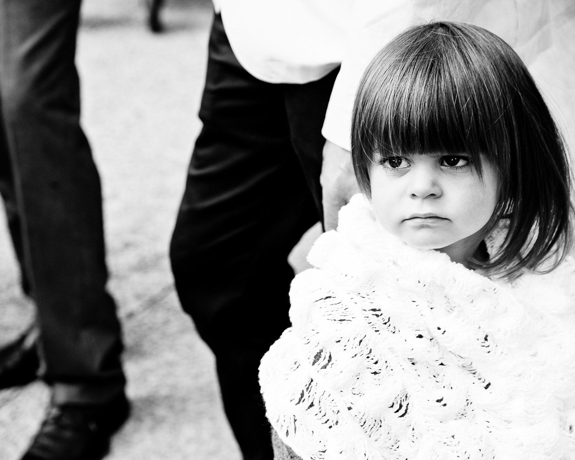 Photographie de mariage de Elizabeth Perrot Photo. Reportage sur la journée du mariage. Portrait d'enfant avant la cérémonie civile. Mariage à la mairie de Saint-Etienne, Loire, Rhône-Alpes, France.
