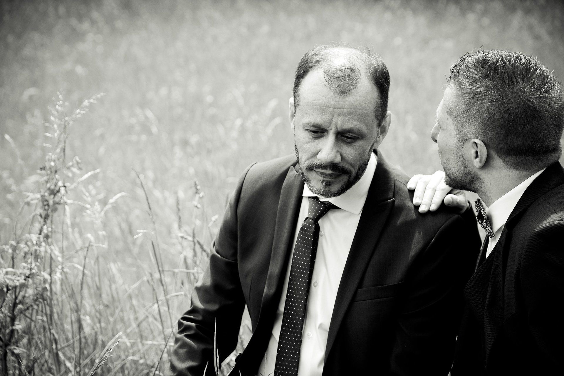 Reportage photo de mariage de Elizabeth Perrot Photo. Séance photo de couple. Shooting en exterieur avec les mariés. Mariage au domaine d'Essalois, aux alentours de  Saint-Etienne, Loire, Rhône-Alpes, France.