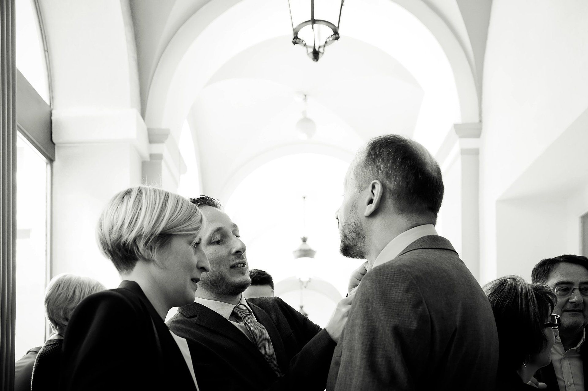 Photographie de mariage de Elizabeth Perrot Photo. Reportage sur la journée du mariage. Les mariés attendent avant la cérémonie civile. Mariage à la mairie de Saint-Etienne, Loire, Rhône-Alpes, France.