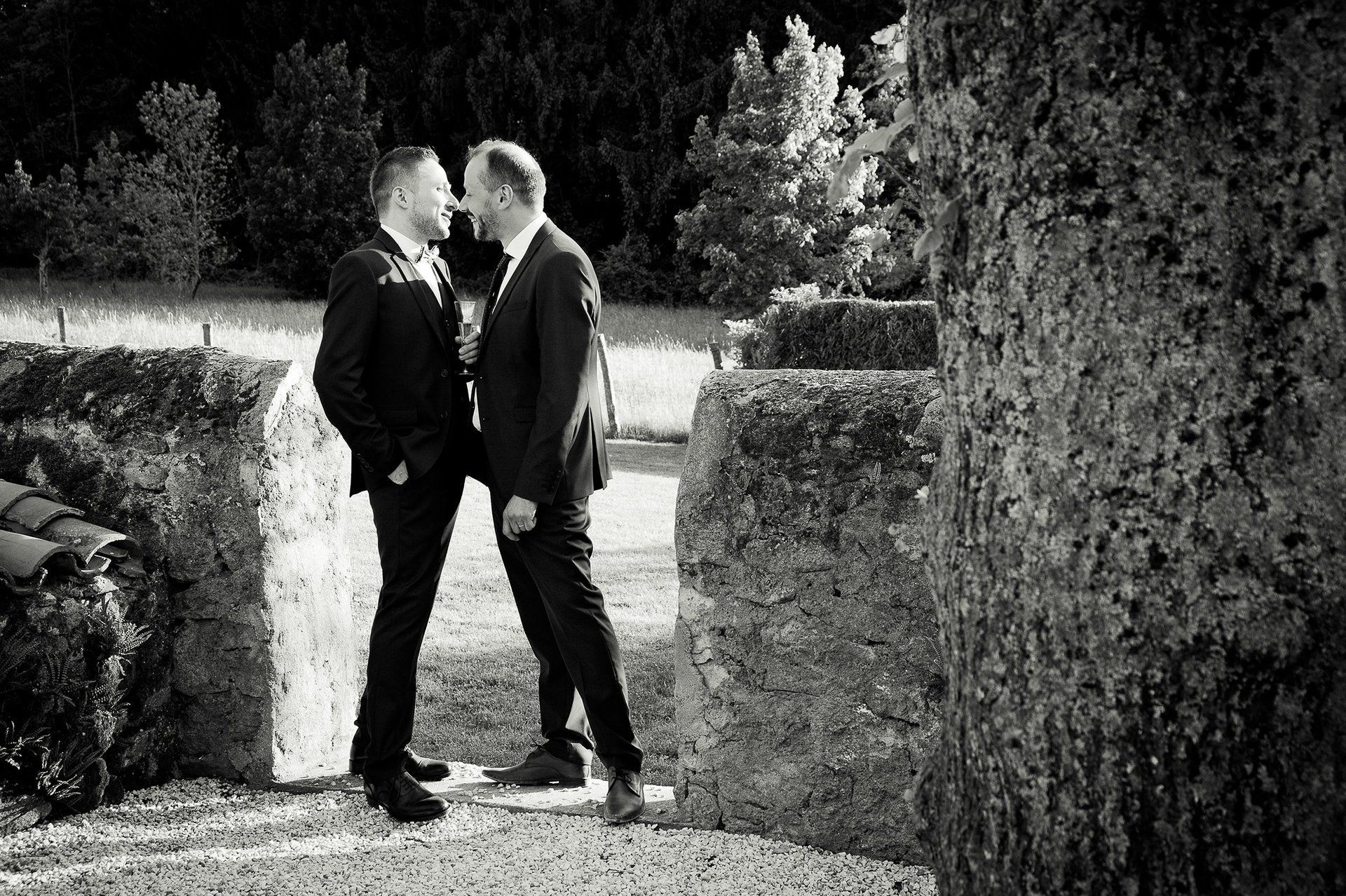 Photo du couple de mariés durant leur cocktail de mariage. Reportage photo de mariage de Elizabeth Perrot Photo.Séance photo de couple. Shooting en exterieur avec les mariés. Mariage au domaine d'Essalois, aux alentours de  Saint-Etienne, Loire, Rhône-Alpes, France.