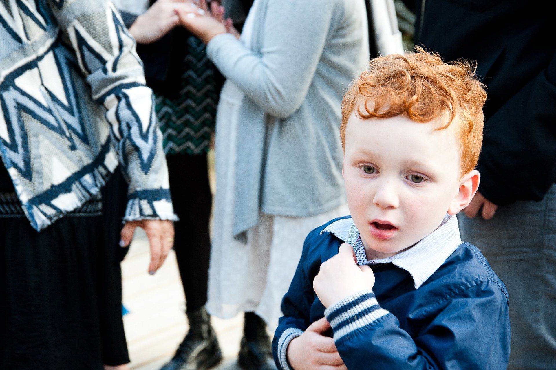 Portrait d'un invité au cours du cocktail de mariage. Reportage photo de mariage de Elizabeth Perrot Photo. Shooting en exterieur. Mariage au domaine d'Essalois, aux alentours de  Saint-Etienne, Loire, Rhône-Alpes, France.