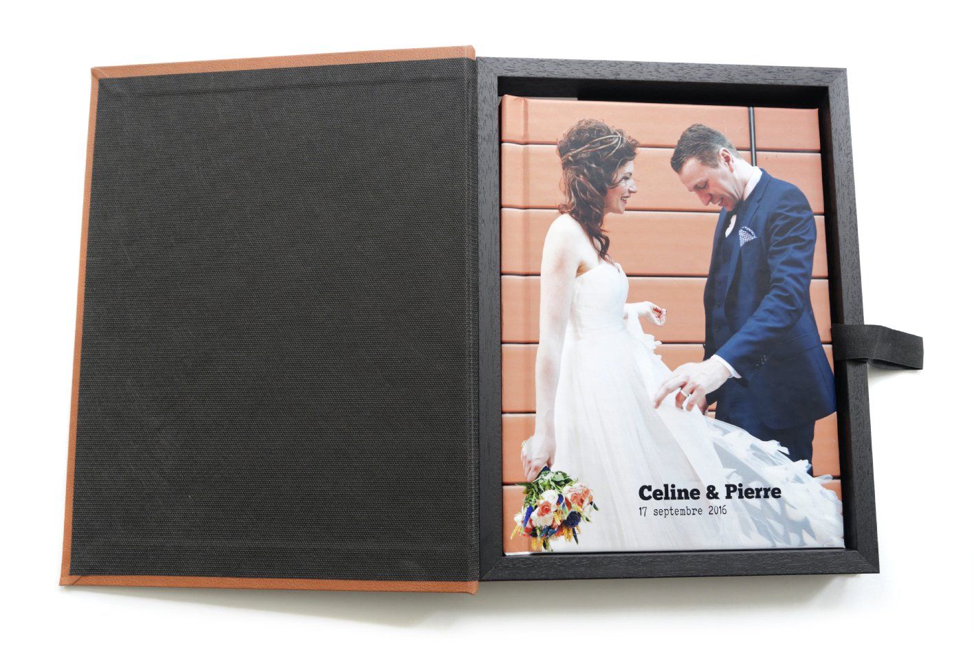 Album photo de mariage gamme classique, ouverture à plat papier photo fuji, finition soie, ouverture à plat, coffret camel imitation cuir, couverture personnalisée par une photographie, mise en page personnalisée par Elizabeth perrot Photo