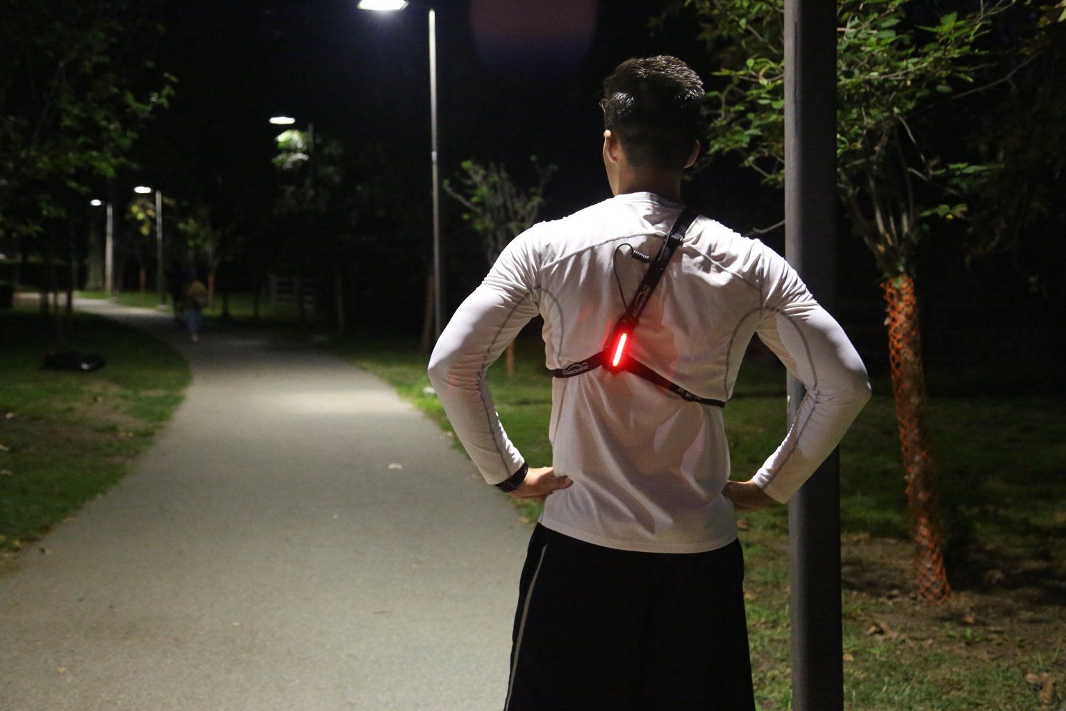 Jogger mit Magicshine MJ 892 Lauflampe und Rücklicht