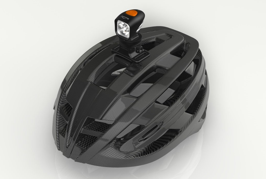 Magicshine Helmlampe MJ 900 befestigt auf Fahrrad-Helm.