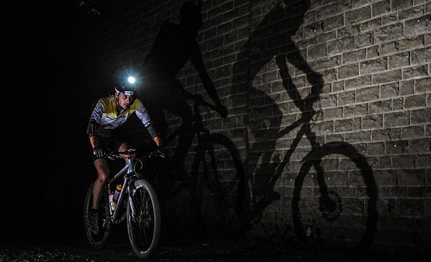 Magicshine starke Allty 2000 LED Lampe auf Helm montiert mit Fahrradund Biker