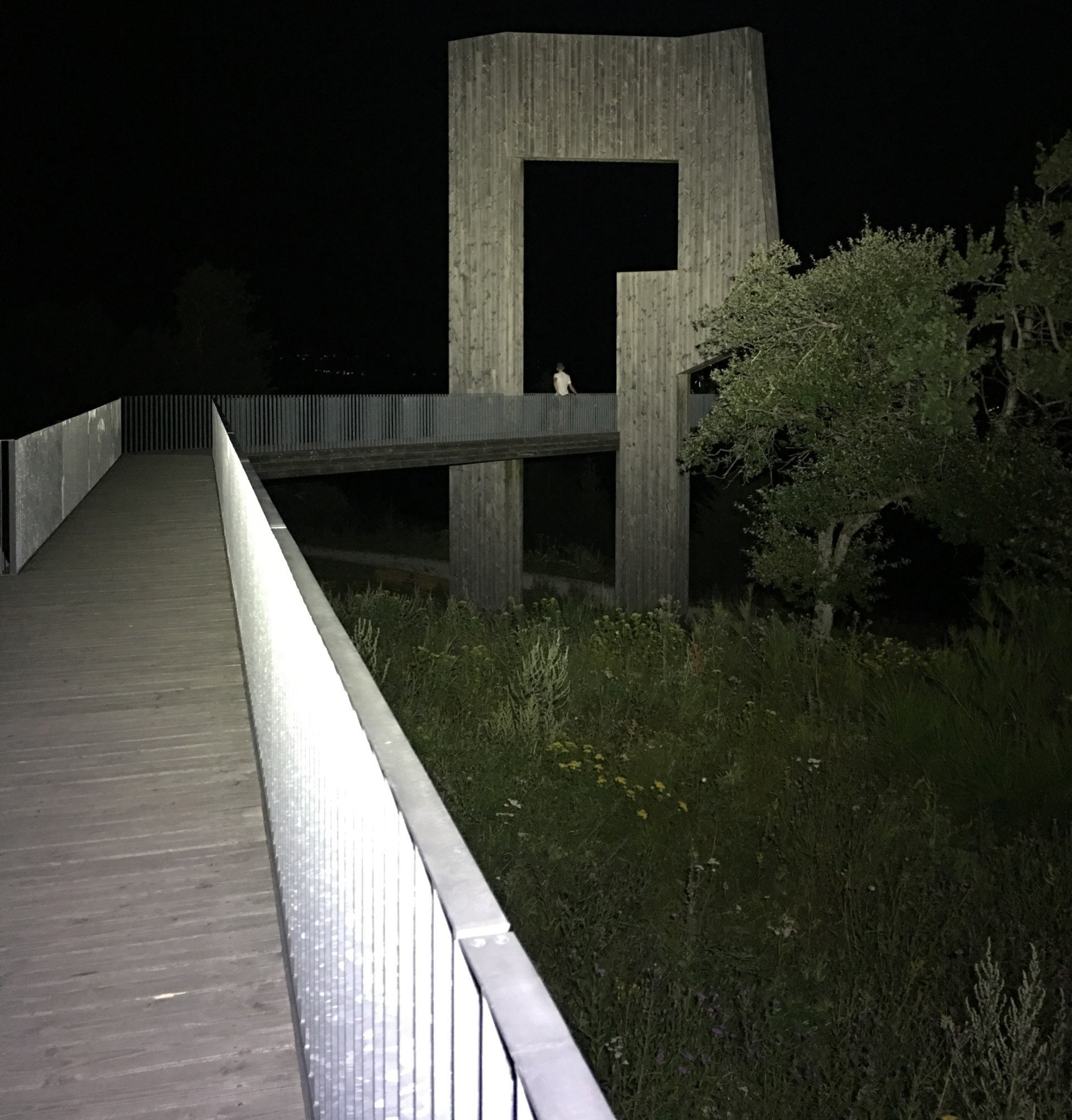 Magicshine extrem leistungsstarke LED Helmlampe Monteer 6500 mit 6500 Lumen & Spaziergänger durch den Wald