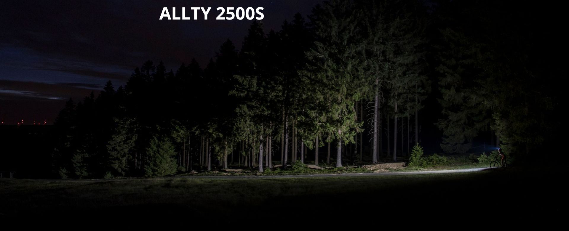 Magicshine Helmlampe Allty 2500S mit Radfahrer im Wald