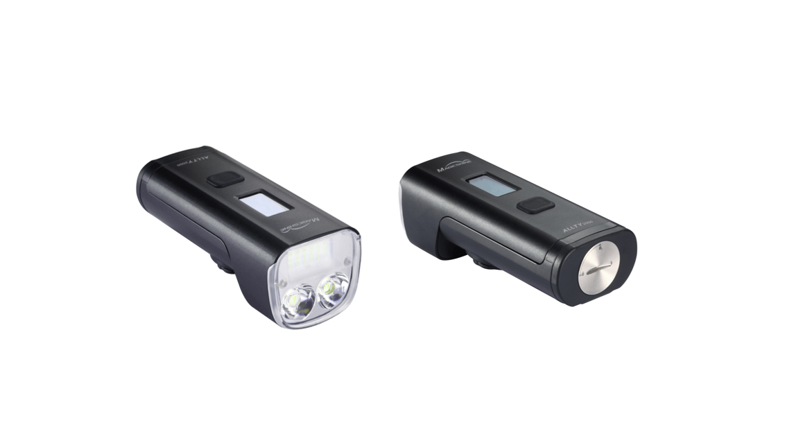 Magicshine Helmlampe Allty 2000 von vorne und hinten Sicht auf Bike