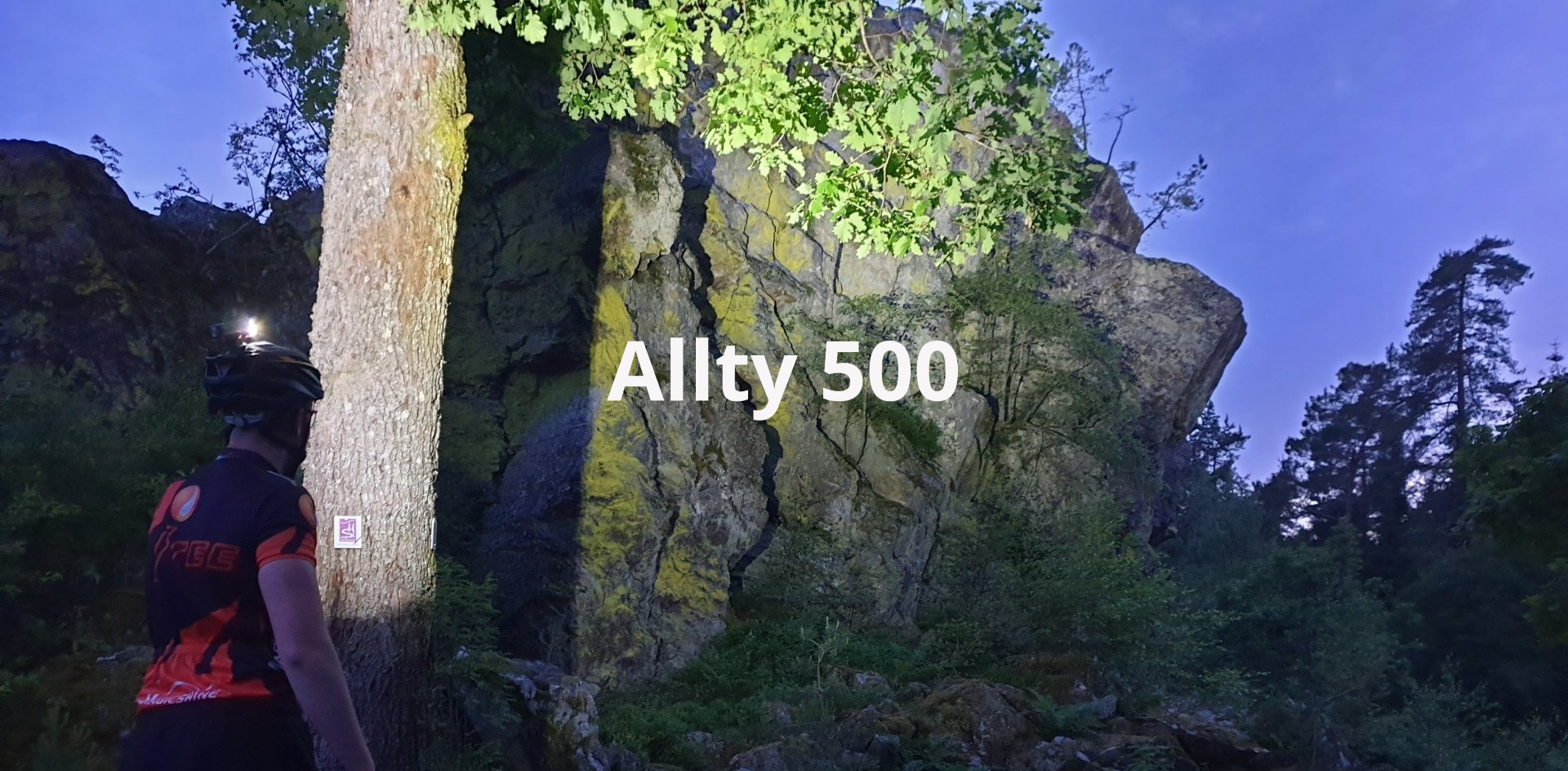 Magicshine Allty 500 Helmlampe mit leuchtstarken LEDs eingesetzt im Wald beim Klettern