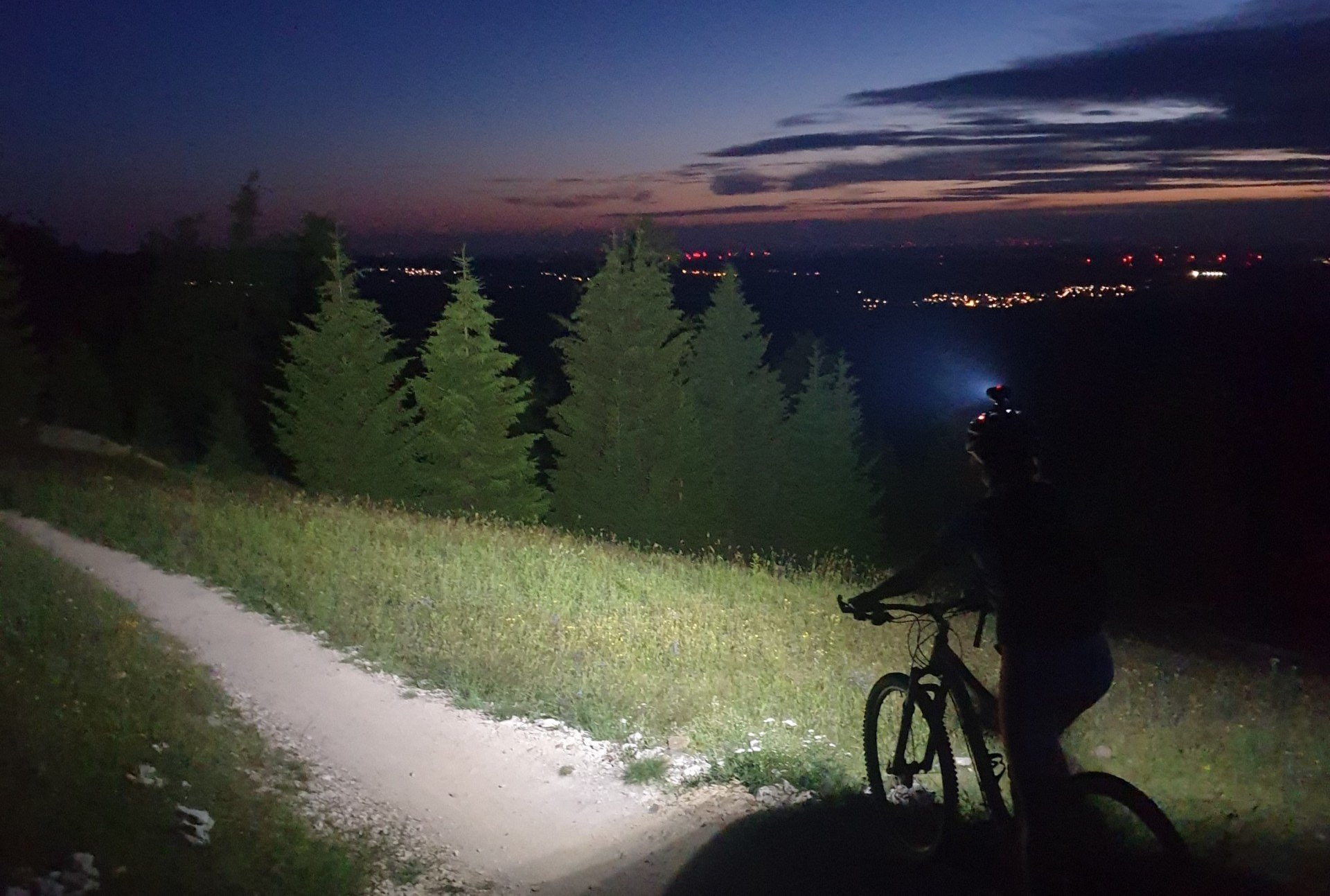 Magicshine Helmlampe Monteer 6500 mit 6 Leuchten bei Sonnenuntergang im Wald und auf der Wiese mit dem Fahrrad oder Mountainbike, offroad