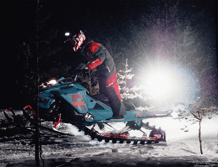 Magicshine extrem leistungsstarke, helle LED Helmlampe Monteer 6500 mit 6500 Lumen & Schneemobil-Fahrer durch den verschneiten Wald