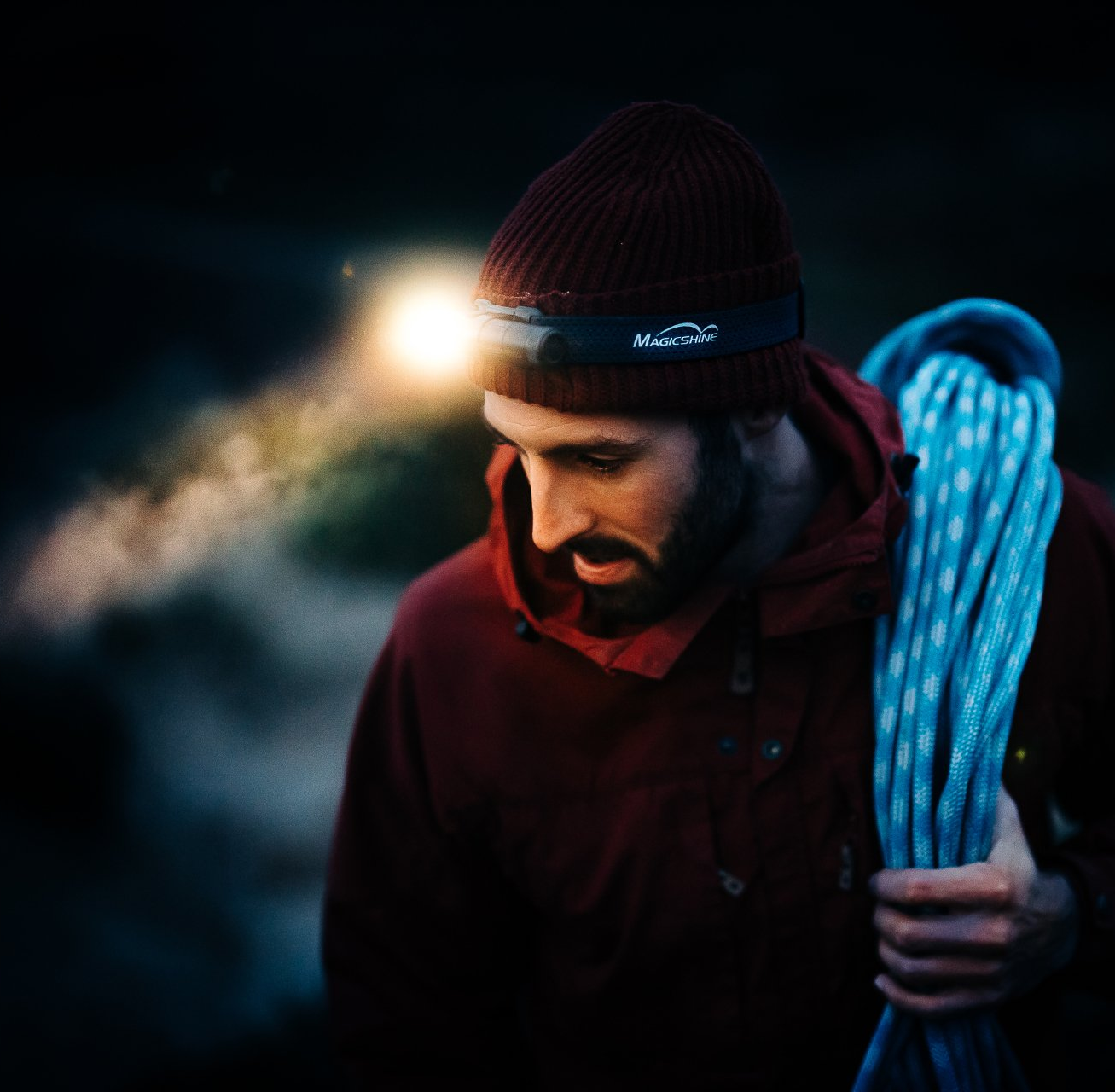 Wanderer mit Magicshine MOH Stirnlampe und Kopfband und 500 Lumen