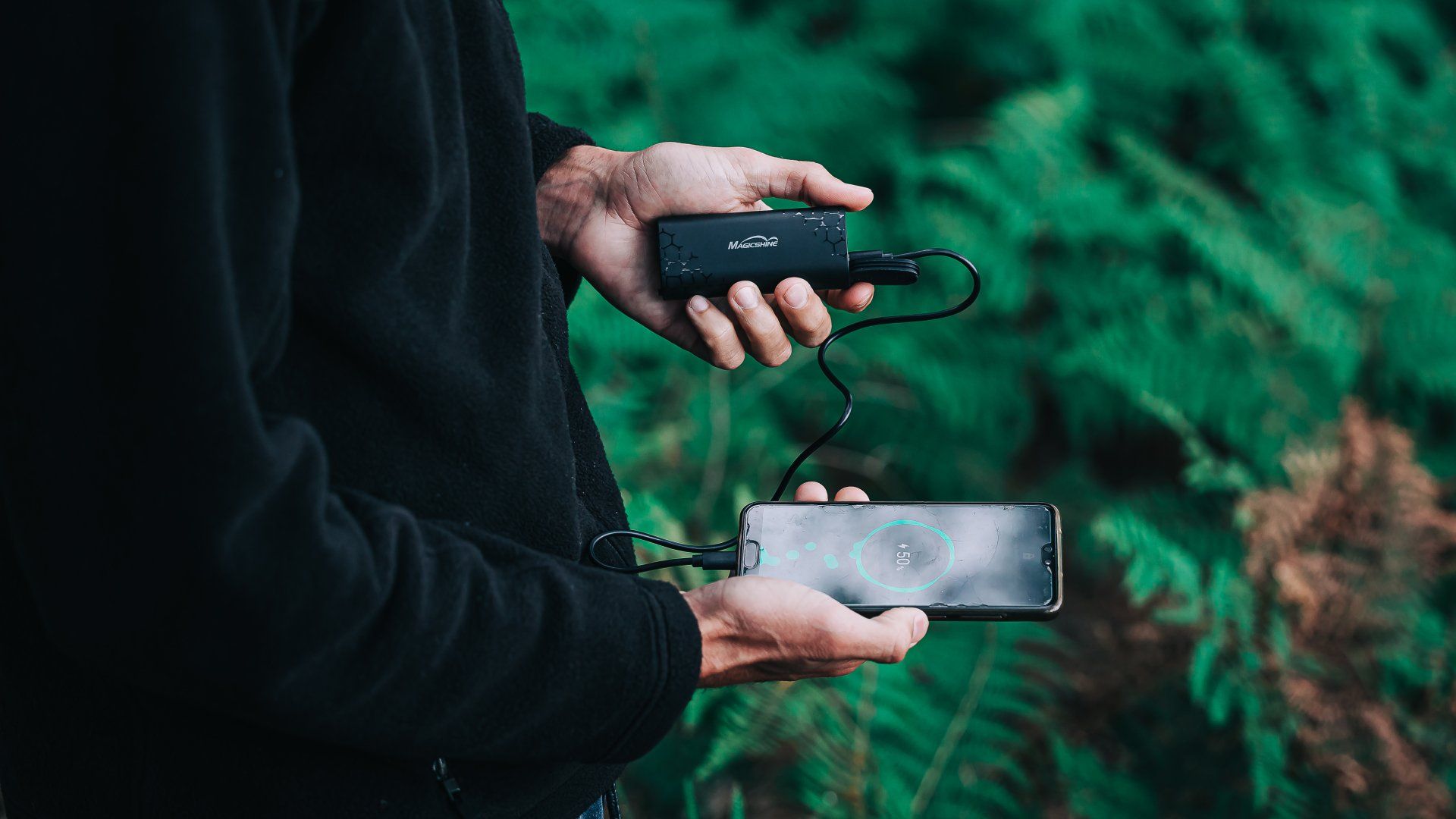 Magicshine extrem helle LED Helmlampe Monteer 6500 auf Helm montiert mit 6500 Lumen & zwei Biker durch den Wald