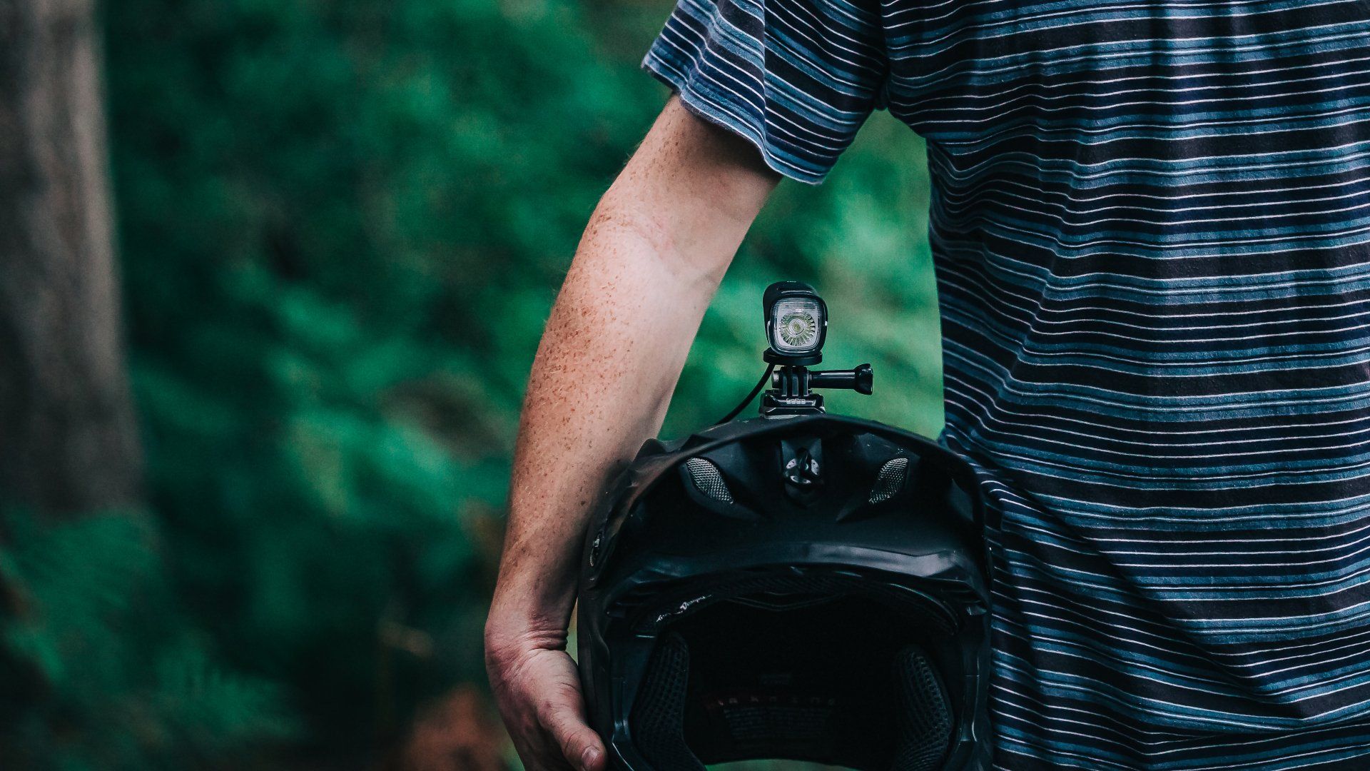 Magicshine extrem helle LED Helmlampe Monteer 6500 mit 6500 Lumen & Fahrradfahrer durch den Wald