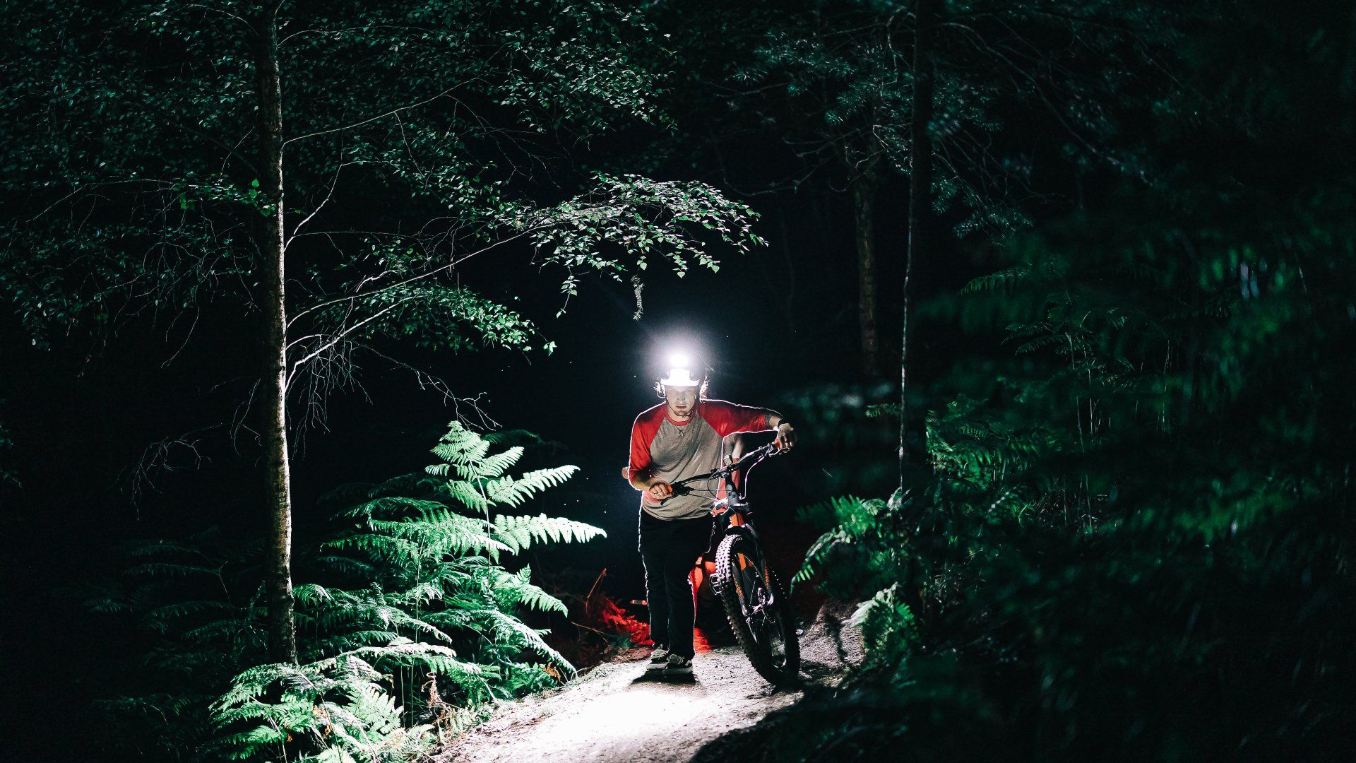 Magicshine extrem leistungsstarke, helle LED Helmlampe Monteer 6500 mit 6500 Lumen & Schneemobil-Fahrer durch den verschneiten Wald