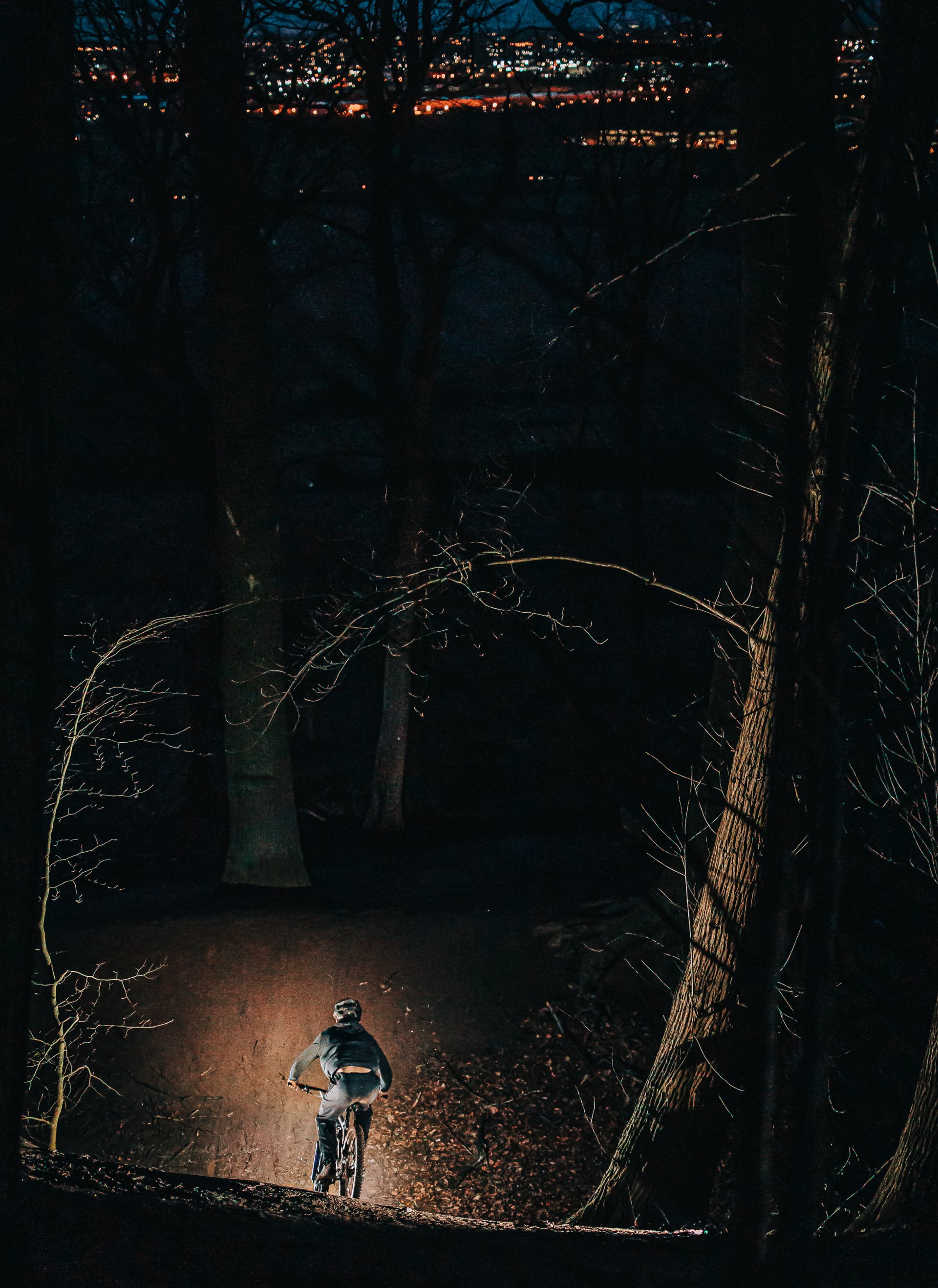 Magicshine extrem leistungsstarke LED Helmlampe Monteer 6500 mit 6500 Lumen & Spaziergänger durch den Wald