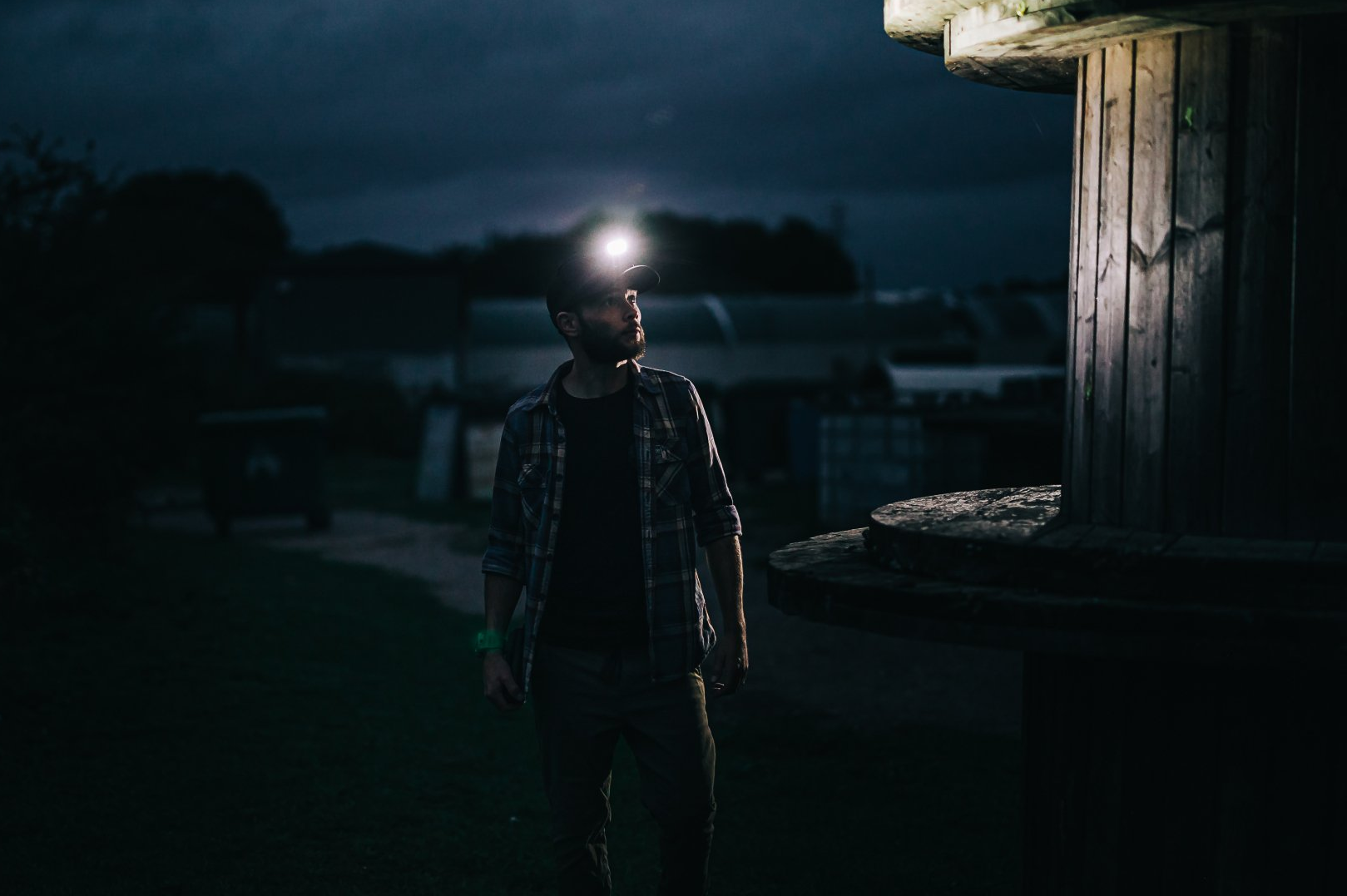 Magicshine leuchtstarke LED Lauflampe MOH 35, getragen von Läufer auf Kopf im Wald