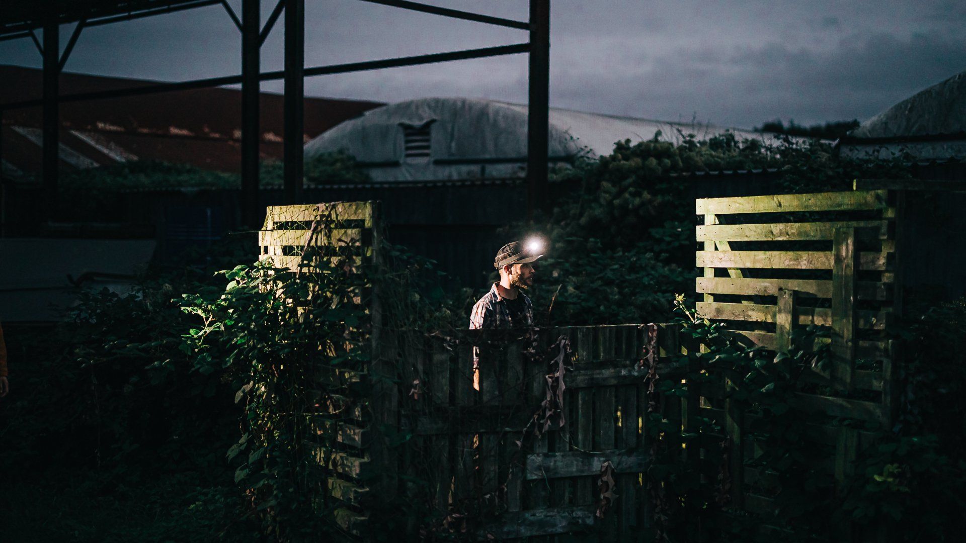 Wanderer mit Magicshine MOH Stirnlampe und Kopfband und 500 Lumen