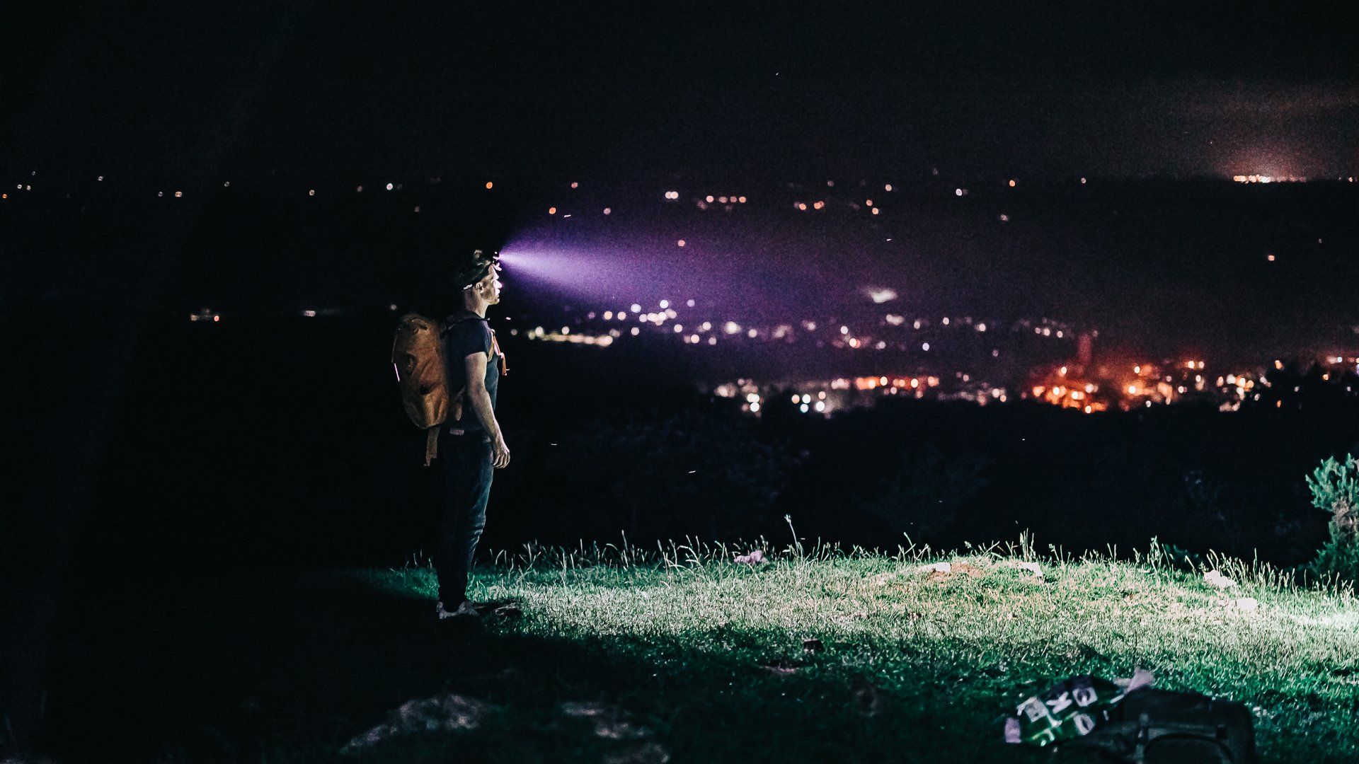 Wanderer mit Magicshine MOH 55 Stirnlampe und Kopfband und 4000 Lumen