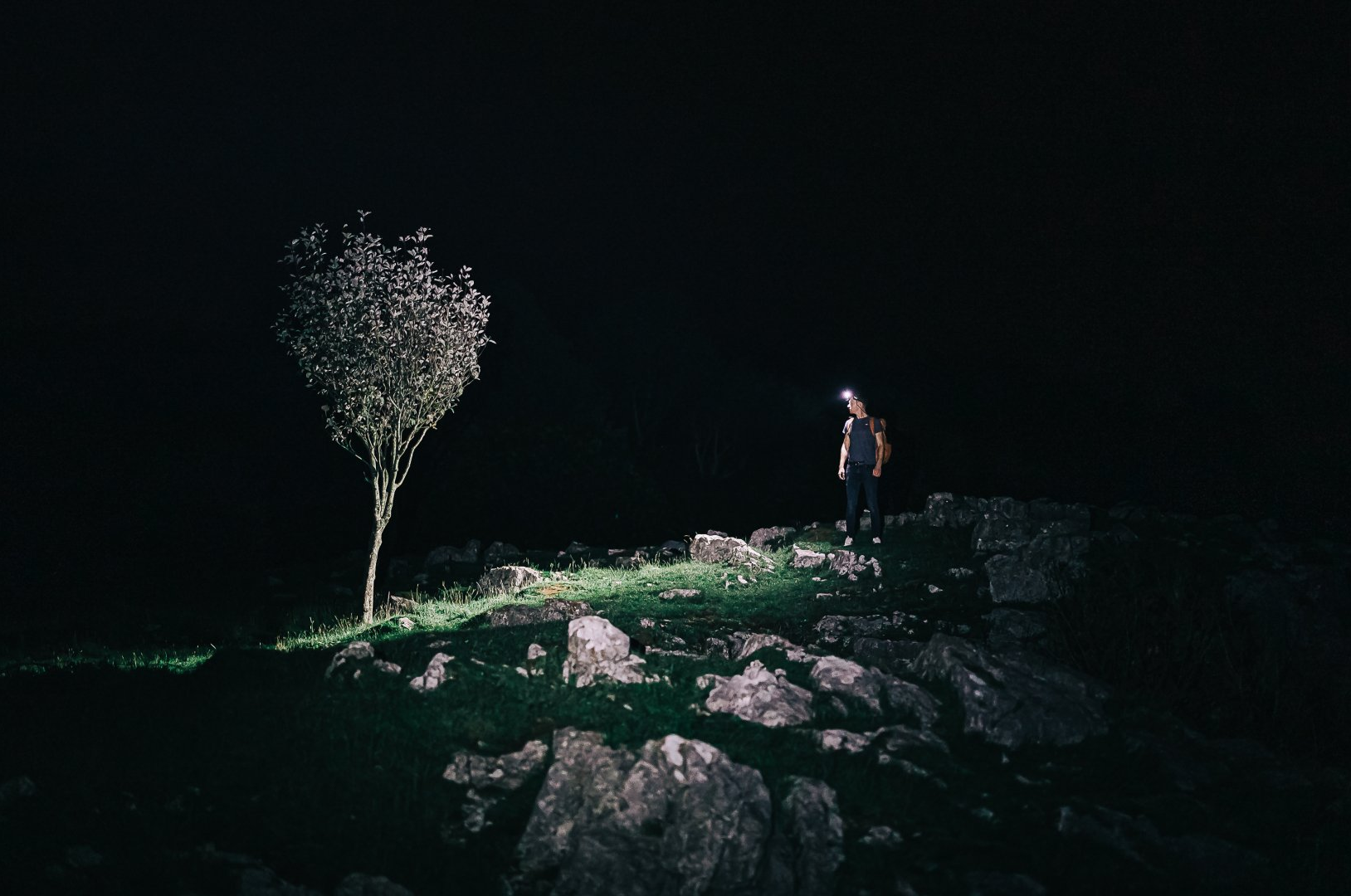 Magicshine leuchtstarke LED Stirnlampe MOH 35 mit Kopfband montiert, genutzt beim Zelten/Camping