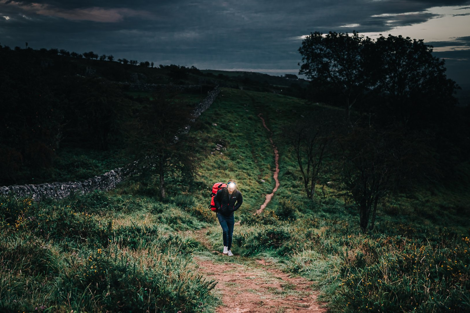Nachtaufnahme der kraftvollen Magicshine MOH 55 LED Stirnlampe mit Rotlicht, wasserfest, leichtes Gewicht