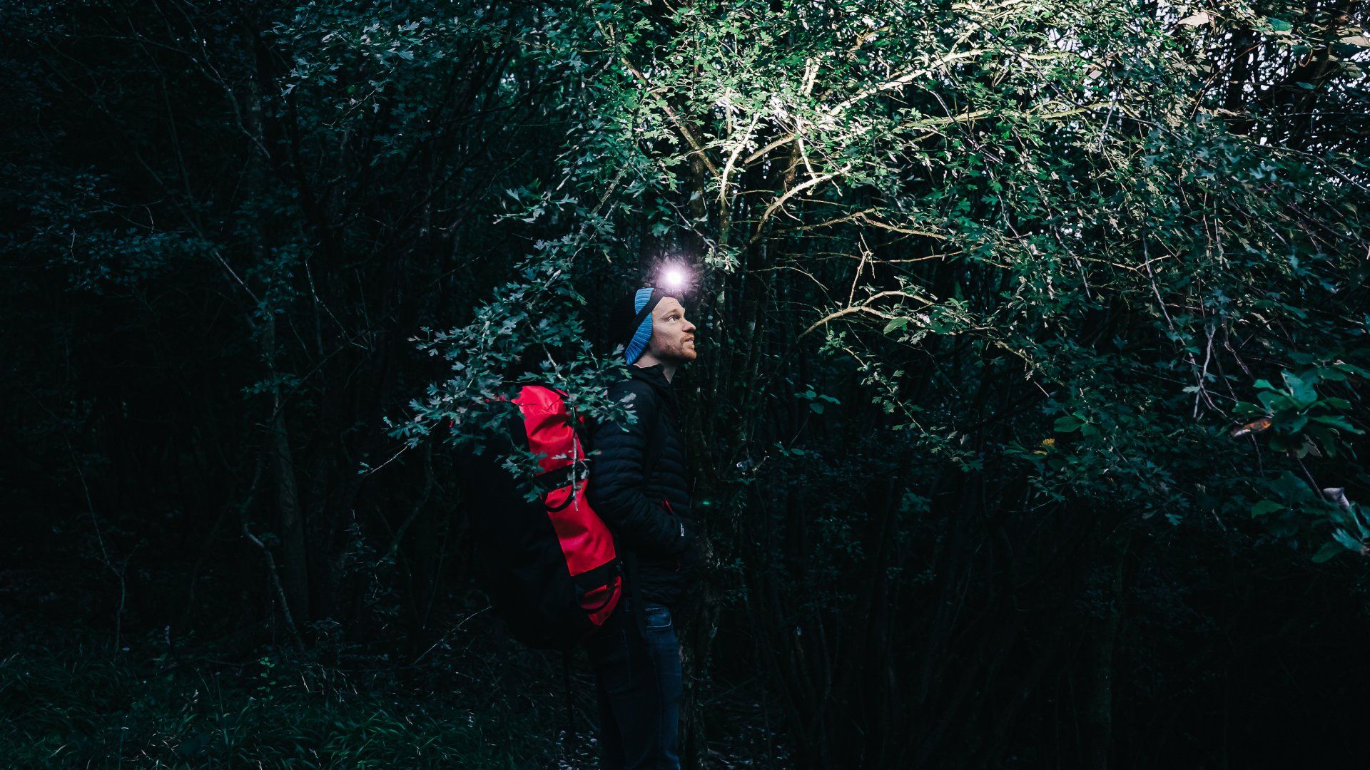 Wanderer mit Magicshine MOH Stirnlampe und Kopfband und 500 Lumen