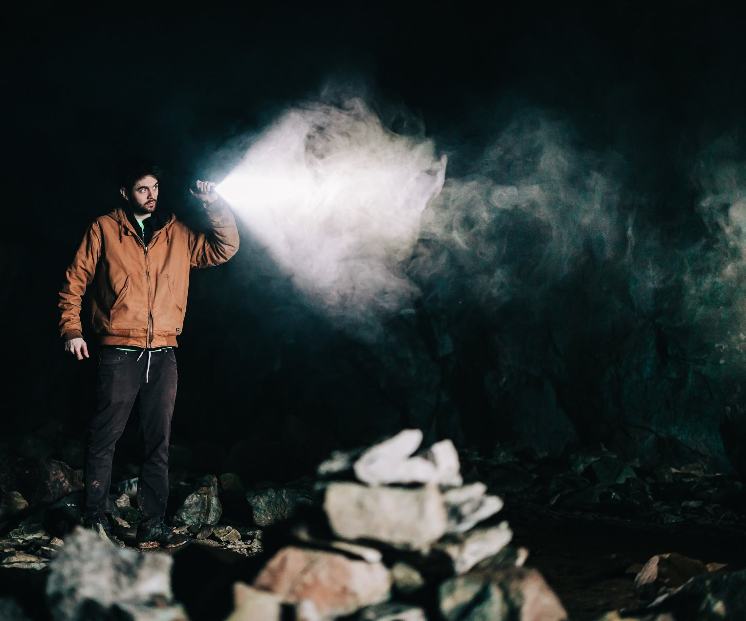 Wanderer mit Magicshine MTL 30 Taschenlampe auf Berg mit Steinen