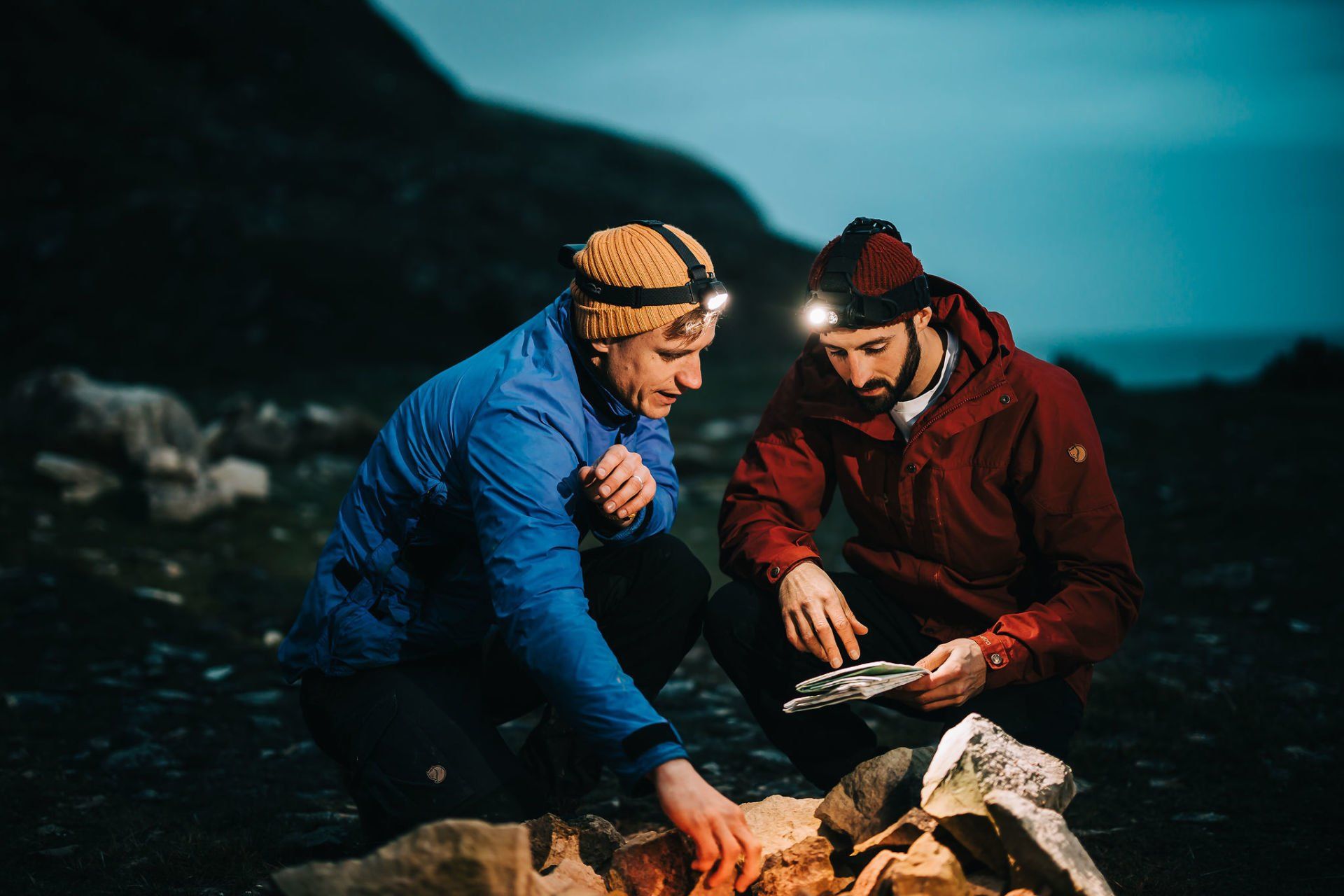 Magicshine leuchtstarke LED Stirnlampe MOH 35 mit Kopfband montiert, genutzt beim Zelten/Camping