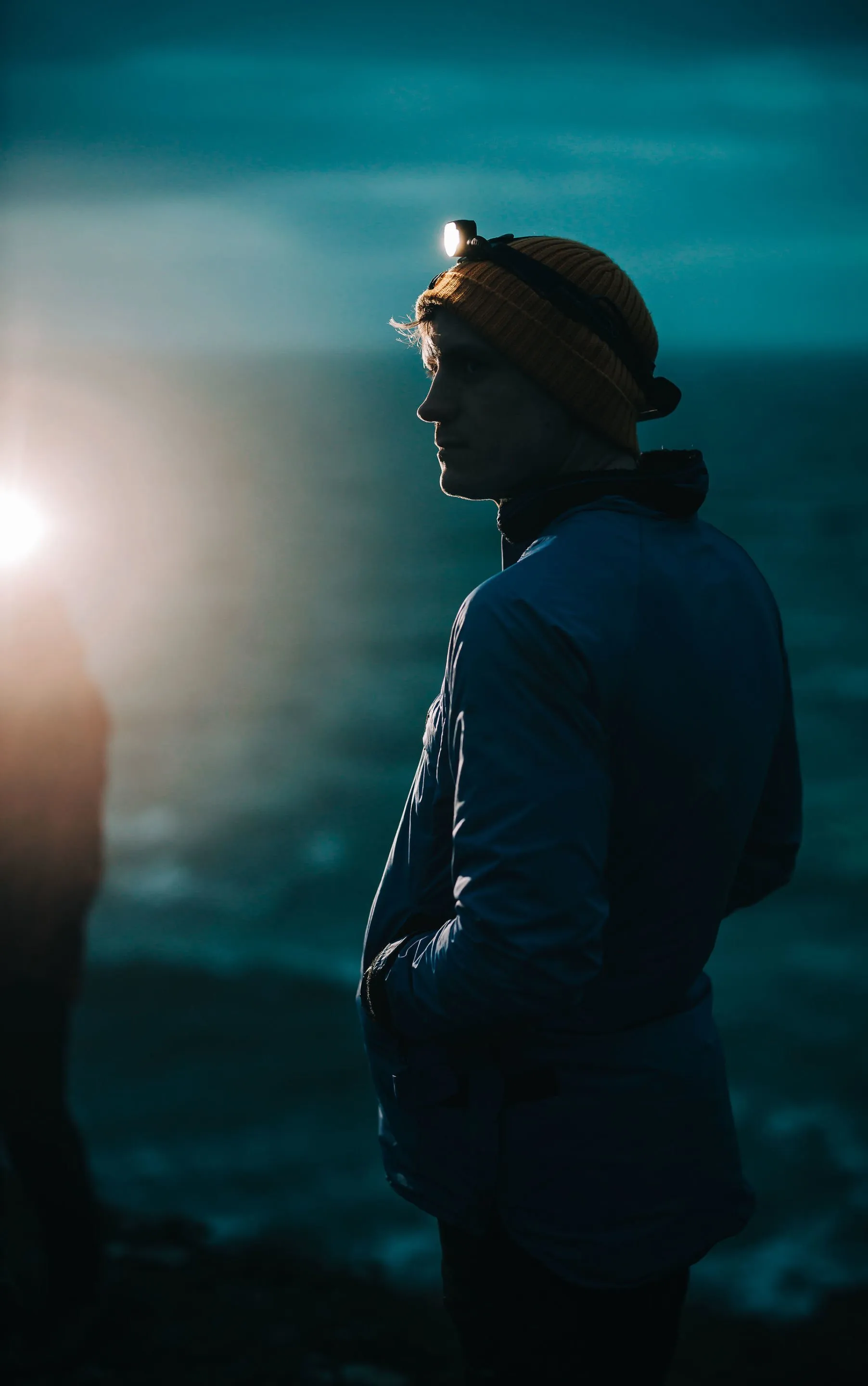 Wanderer mit Magicshine MOH Stirnlampe und Kopfband und 500 Lumen