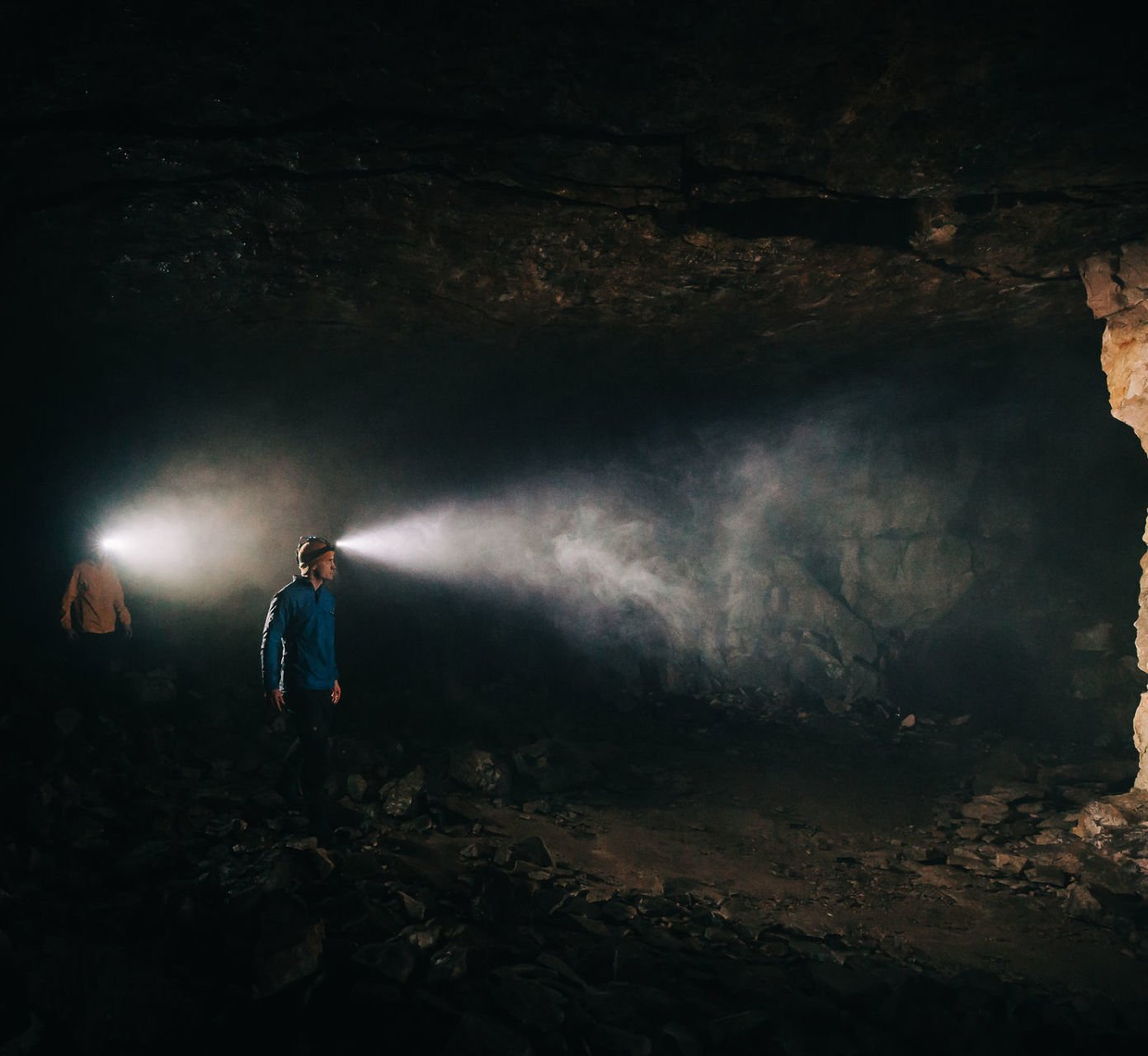 Höhlenkletterer mit Magicshine MOH 35 Stirnlampe und Kopfband und 1000 Lumen
