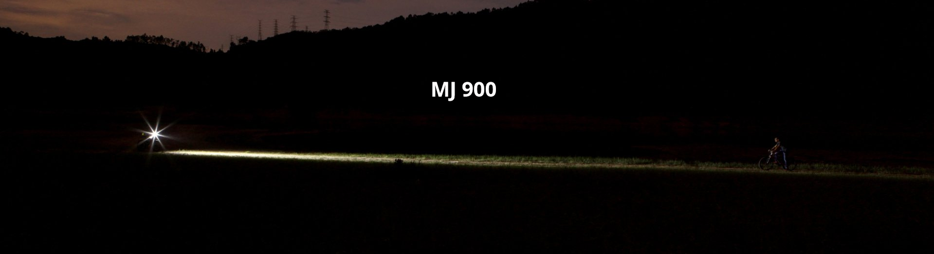 MJ 900 Helmlampe mit Fahrradfahrer im Wald und langem Lichtstrahl