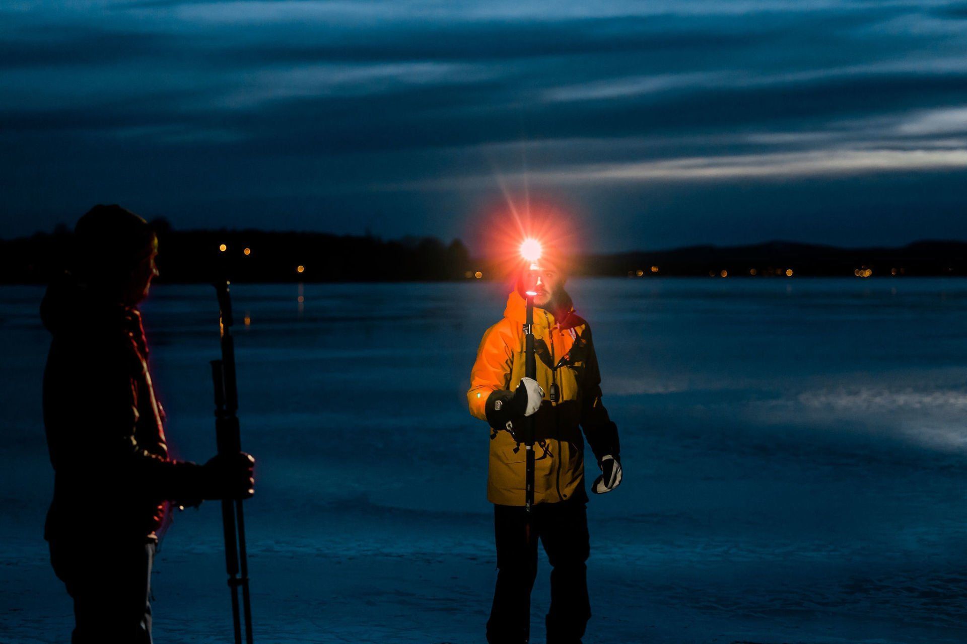 Nachtaufnahme der kraftvollen Magicshine MOH 35 LED Stirnlampe mit Rotlicht, wasserfest, leichtes Gewicht