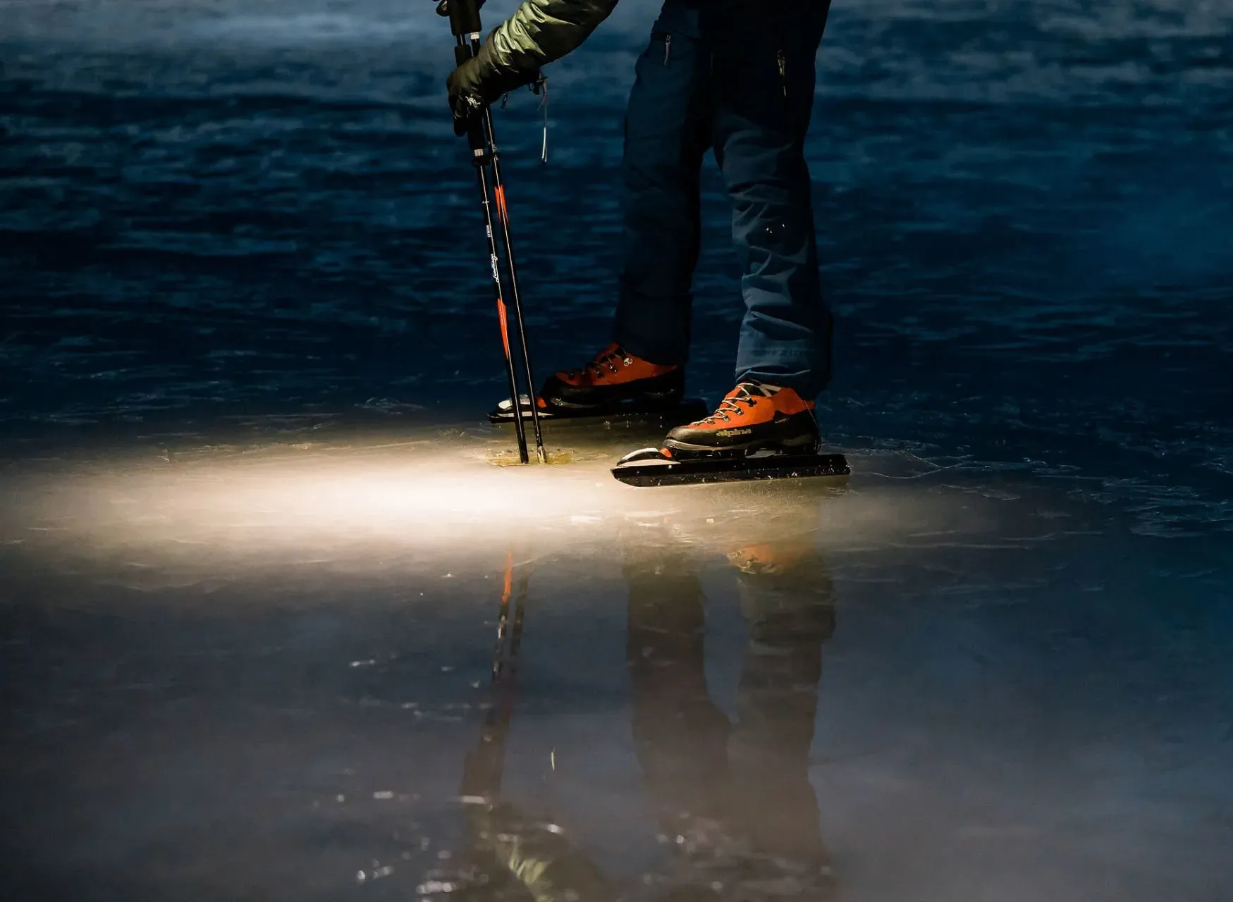 Eisläufer mit Magicshine MOH 35 LED-Stirnlampe und Kopfband und 1000 Lumen